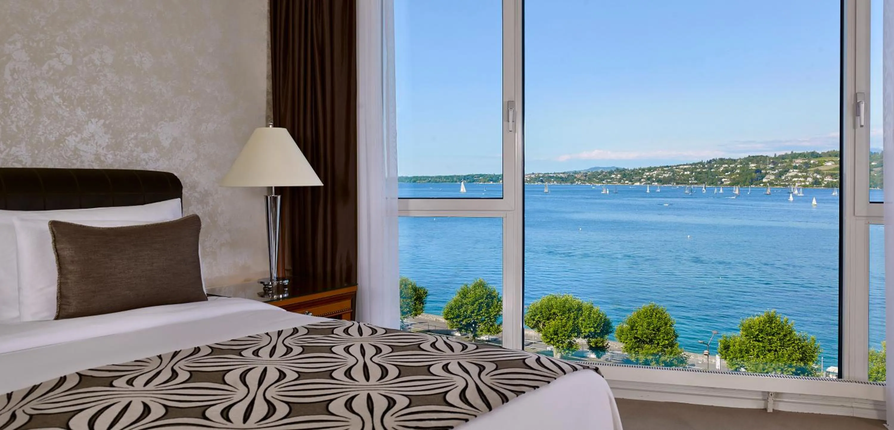 Lake view, Bed in Hotel President Wilson, a Luxury Collection Hotel, Geneva