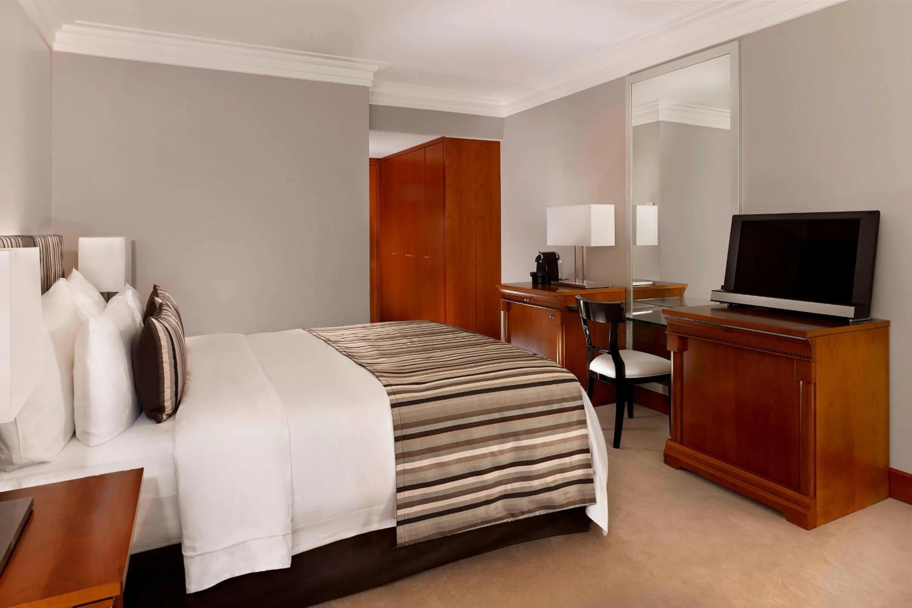 Photo of the whole room, Bed in Hotel President Wilson, a Luxury Collection Hotel, Geneva