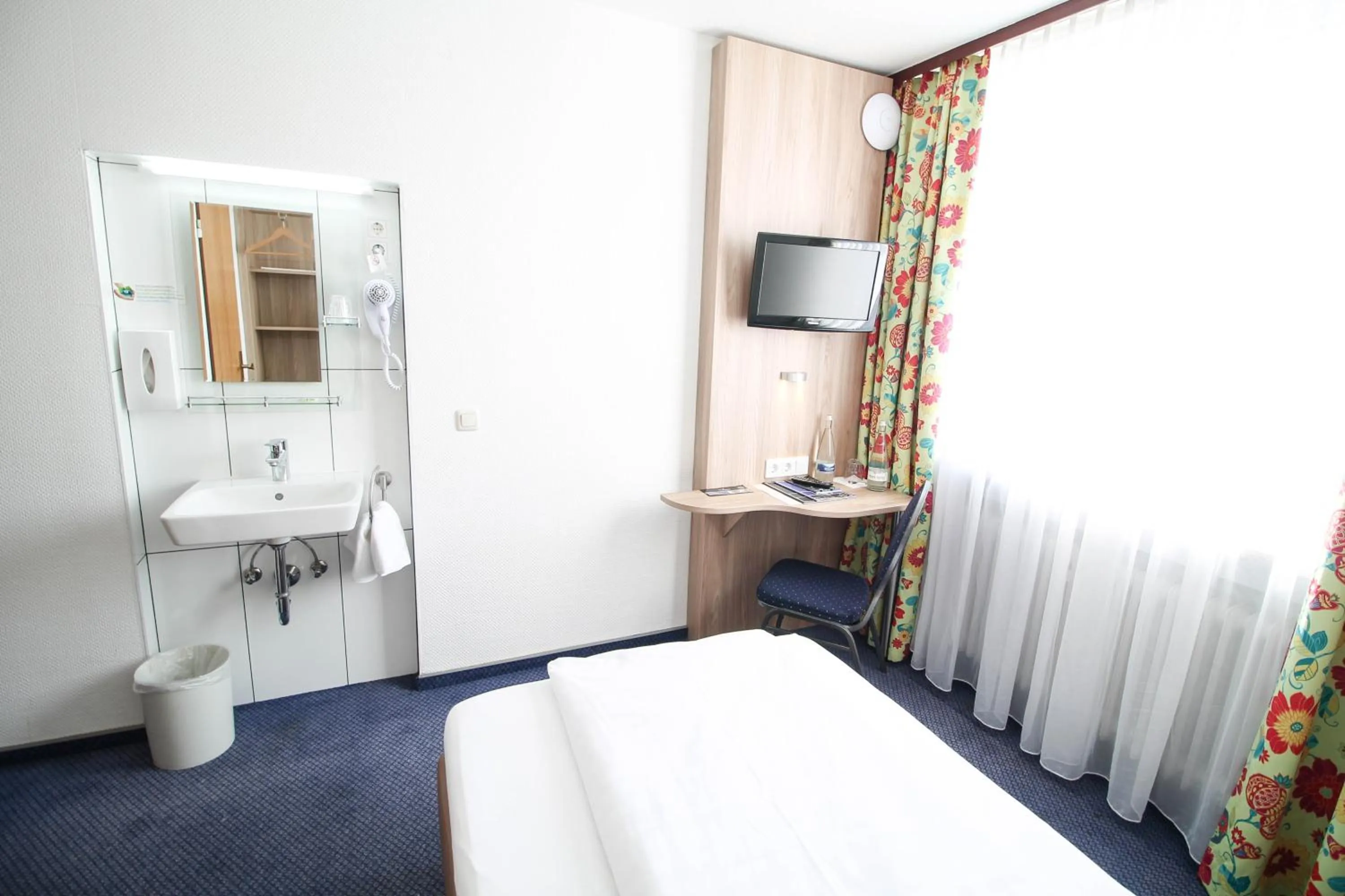 Photo of the whole room, Bed in Hotel am Zoo