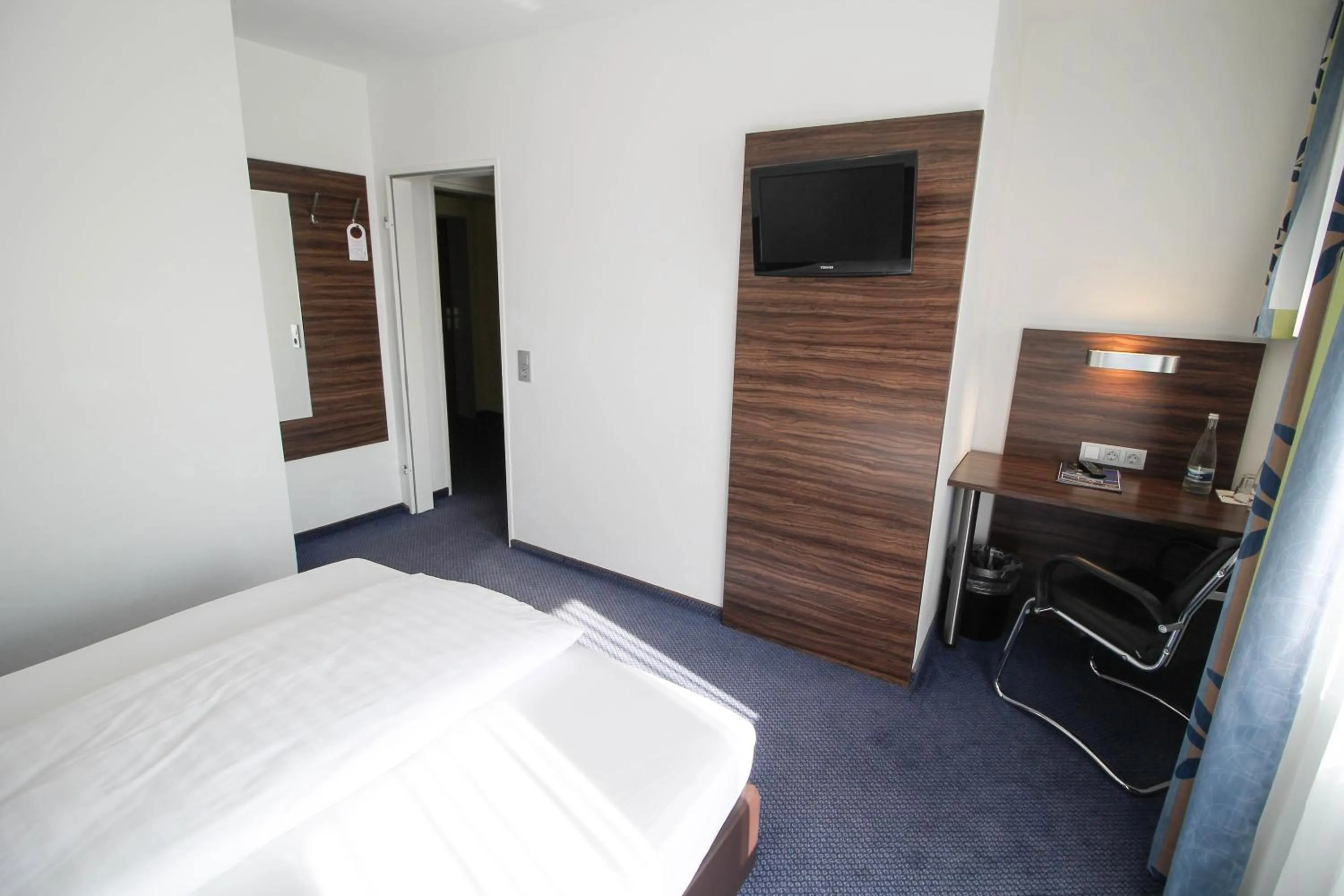 Photo of the whole room, Bed in Hotel am Zoo