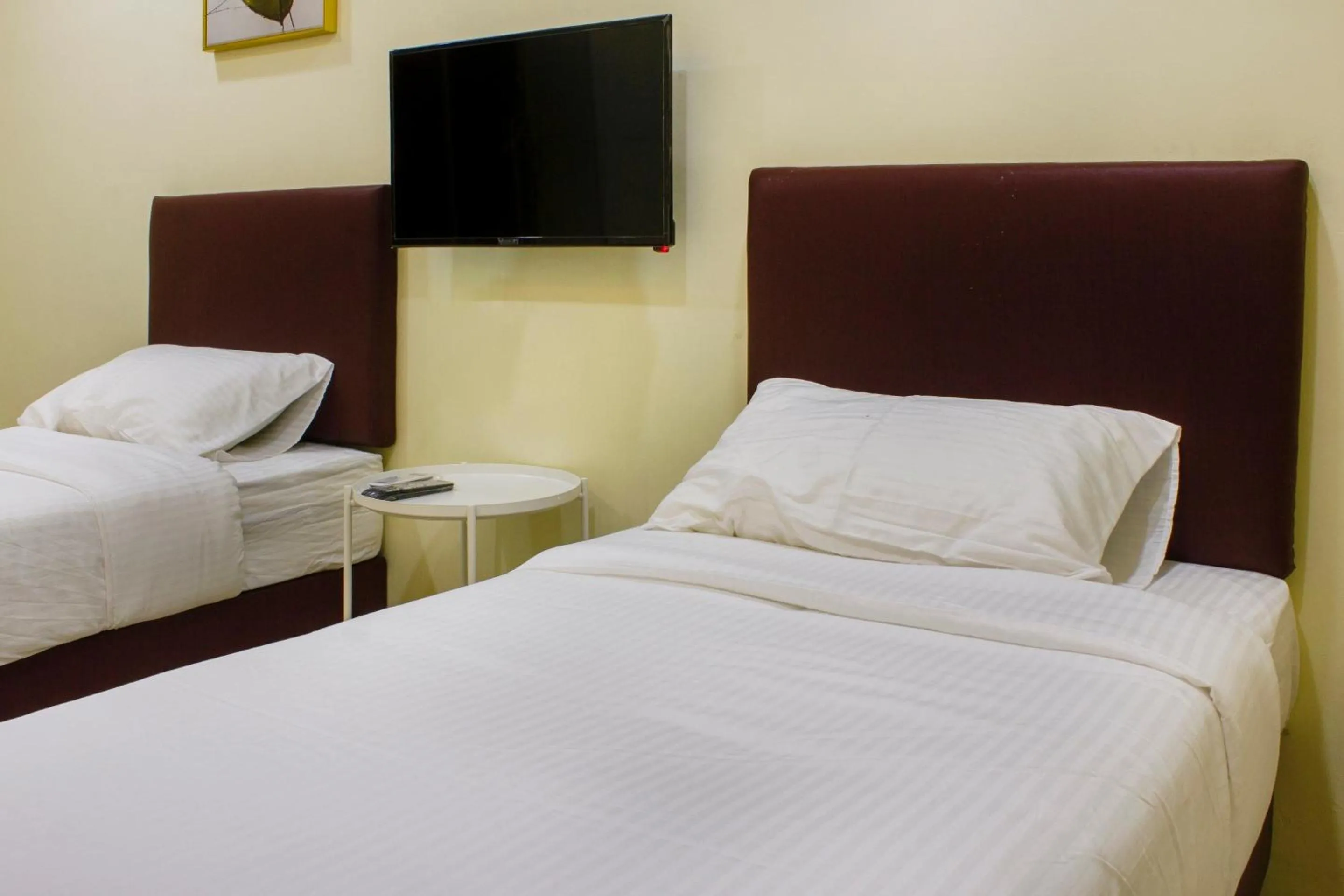 Bedroom, Bed in Hotel O Roselyn Inn 2