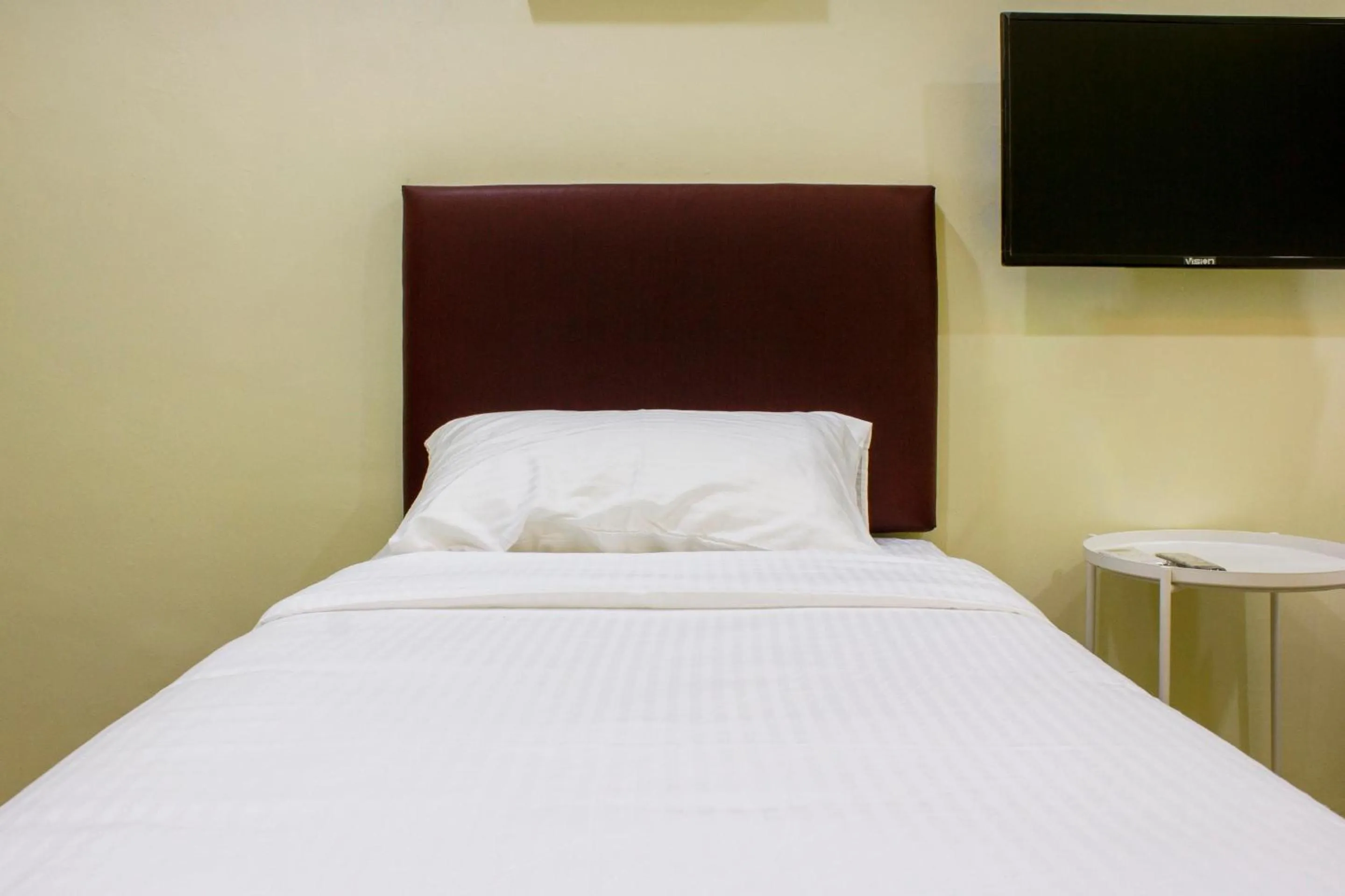 Bedroom, Bed in Hotel O Roselyn Inn 2