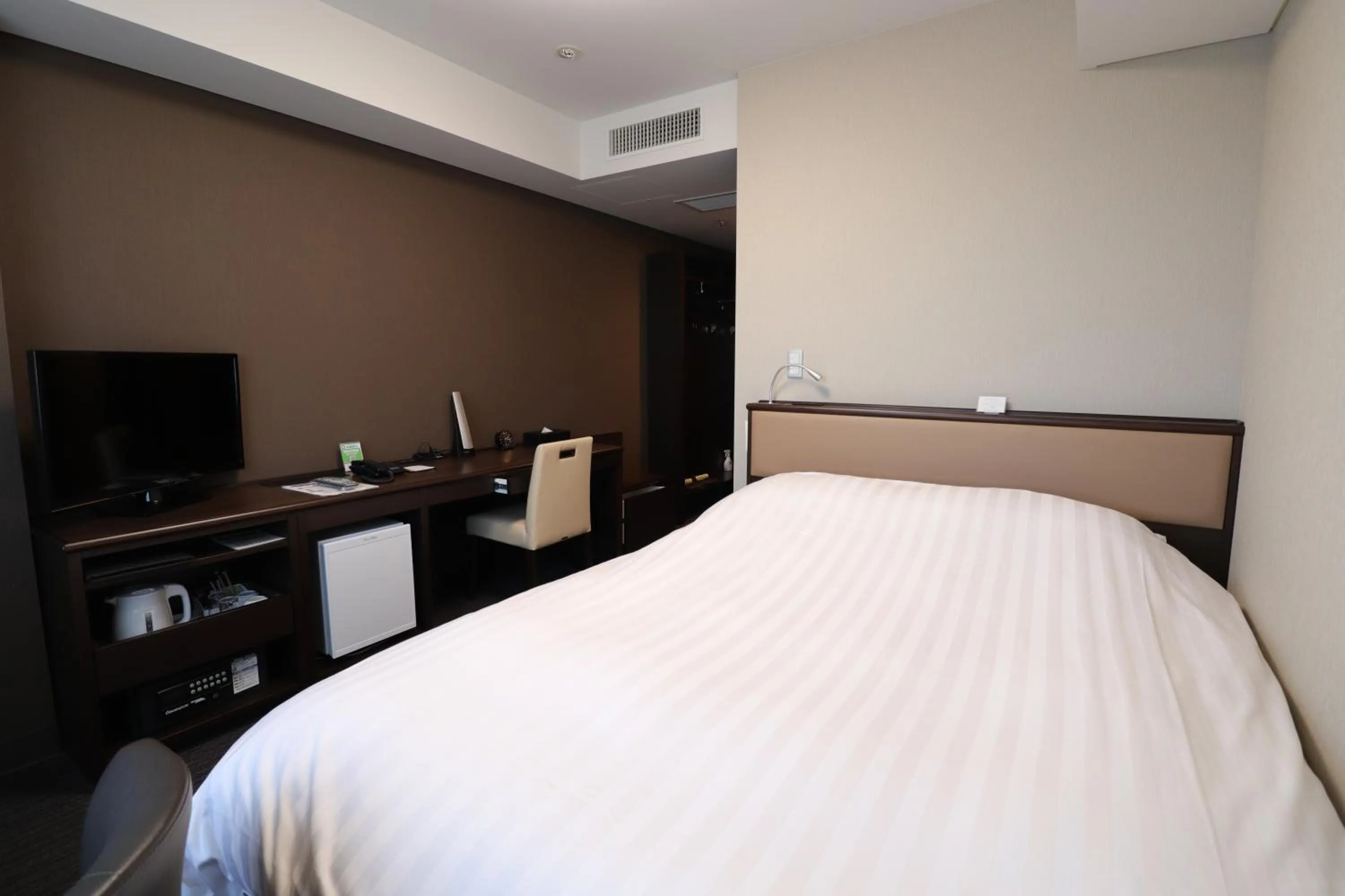 Photo of the whole room, Bed in Silk Hotel