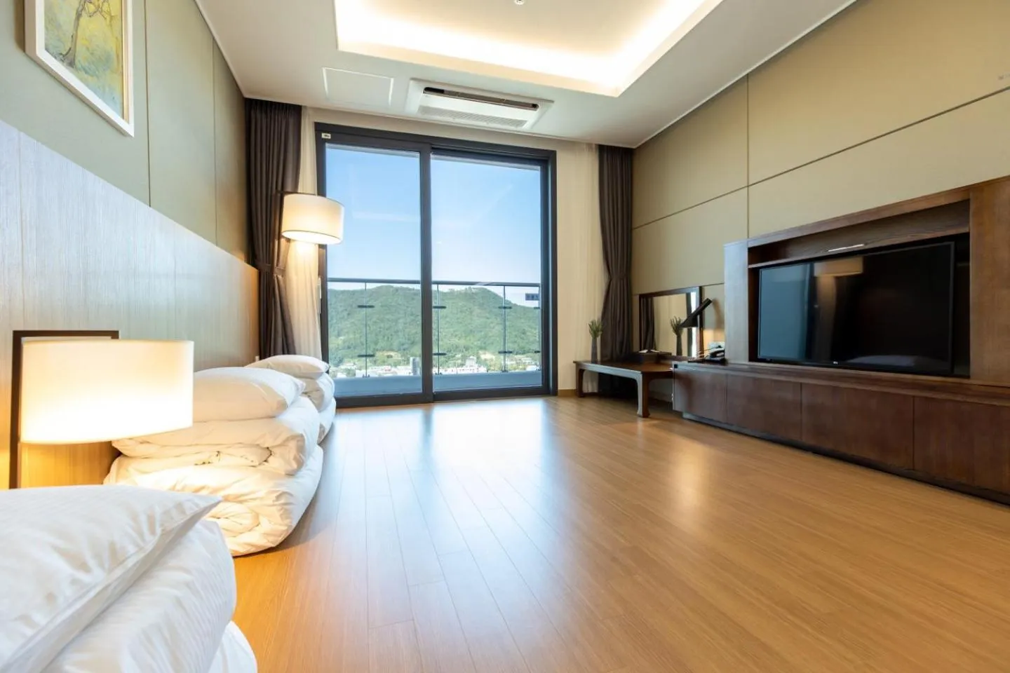 Bedroom in Ramada Plaza by Wyndham Dolsan Yeosu