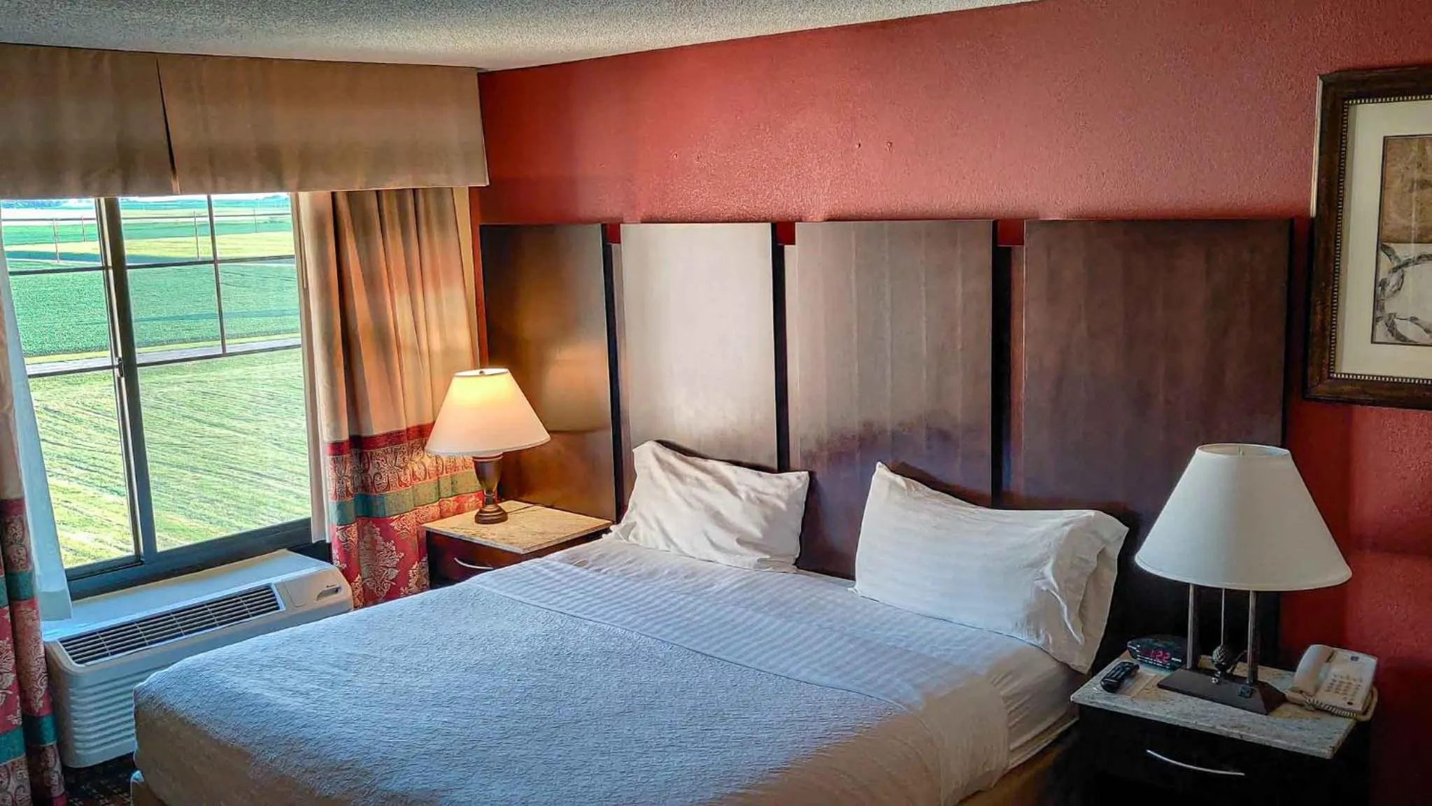 Photo of the whole room, Bed in Doubletree By Hilton Owatonna