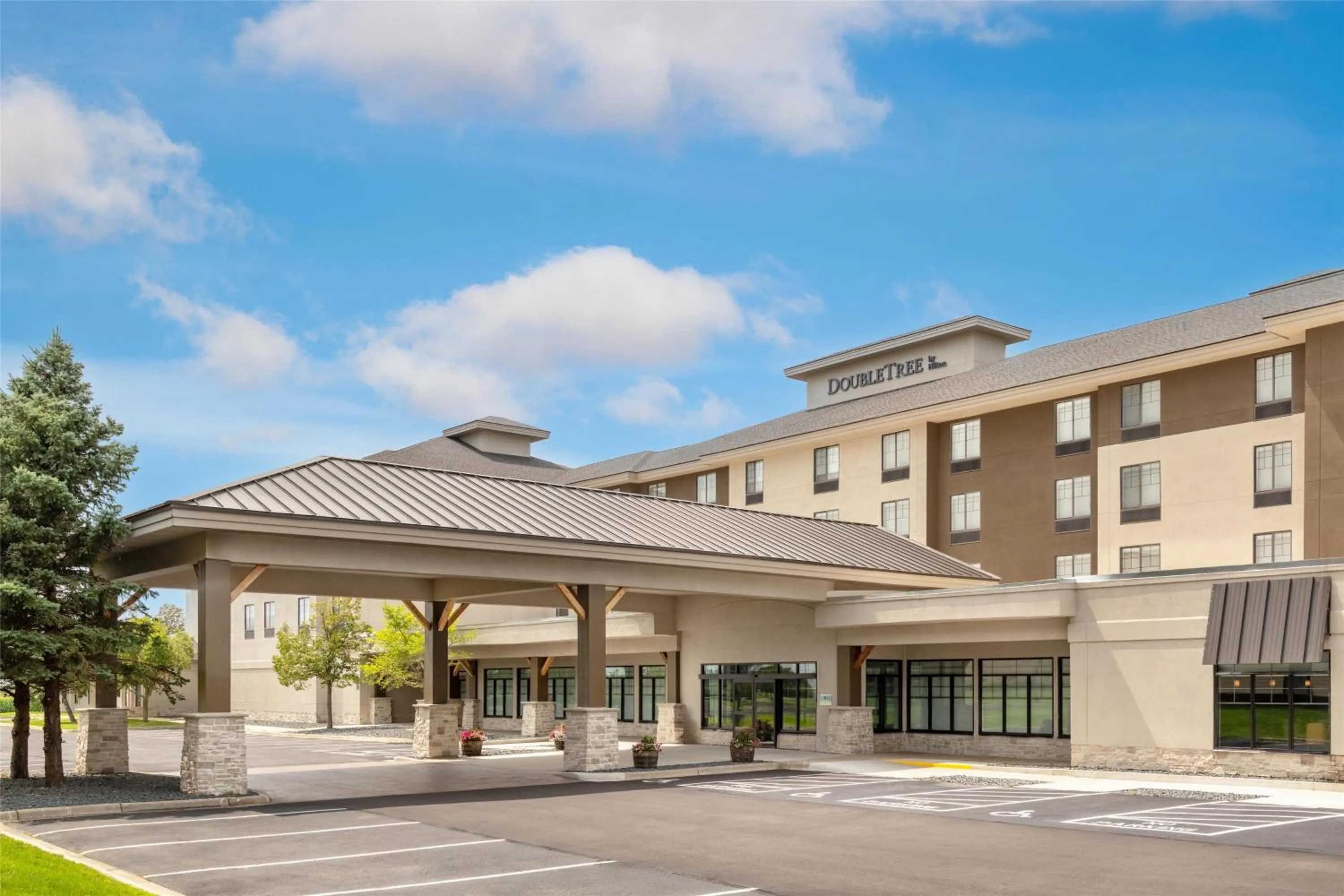 Property building in Doubletree By Hilton Owatonna