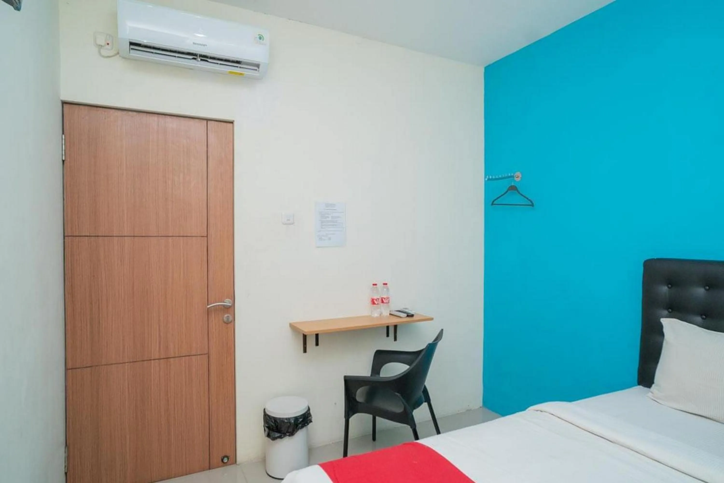 Bedroom, Bed in RedDoorz at Mayjen Sungkono Surabaya