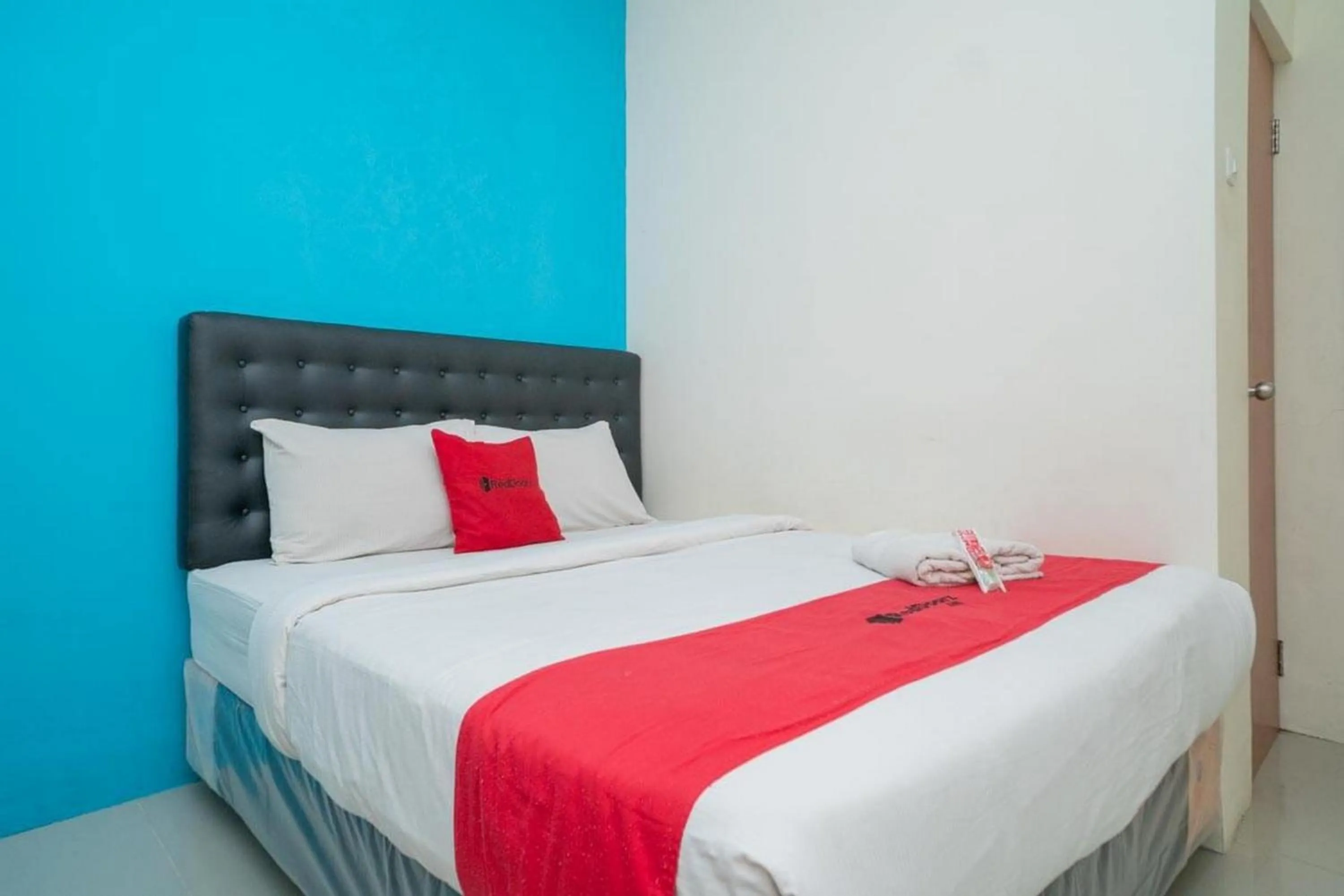 Bedroom, Bed in RedDoorz at Mayjen Sungkono Surabaya