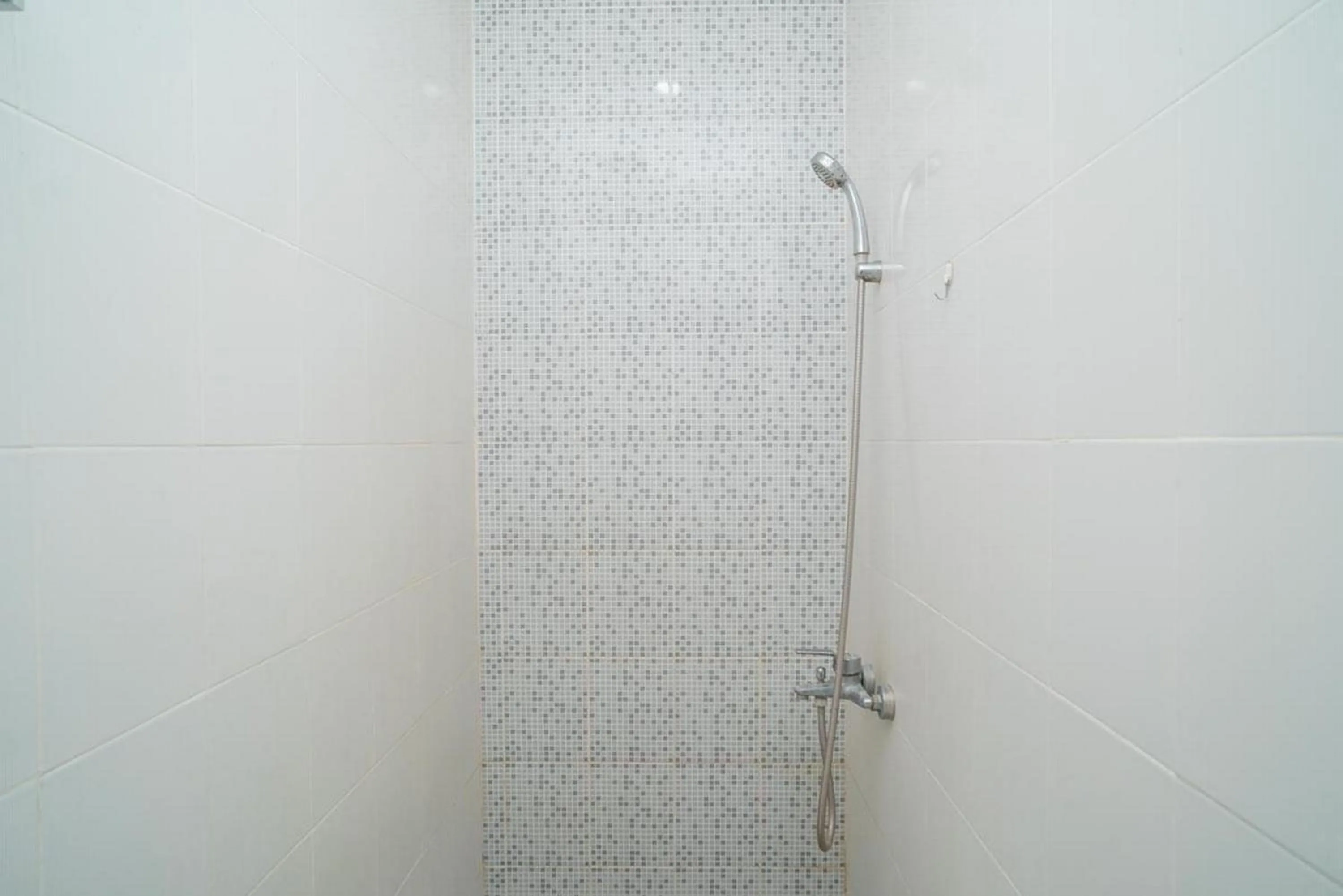 Bathroom in RedDoorz at Mayjen Sungkono Surabaya