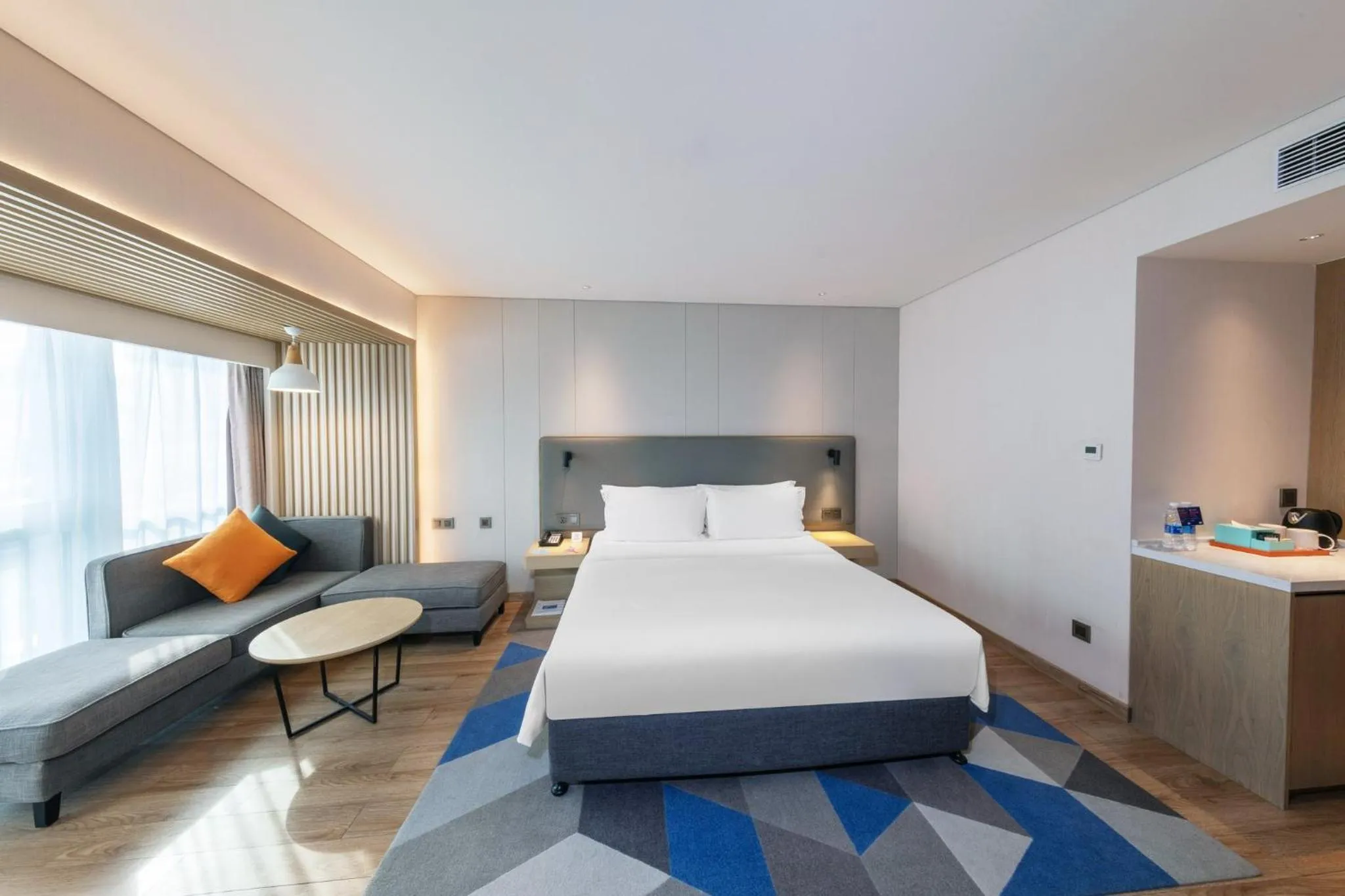 Photo of the whole room, Bed in Holiday Inn Express Shenzhen Haiyuan City by IHG