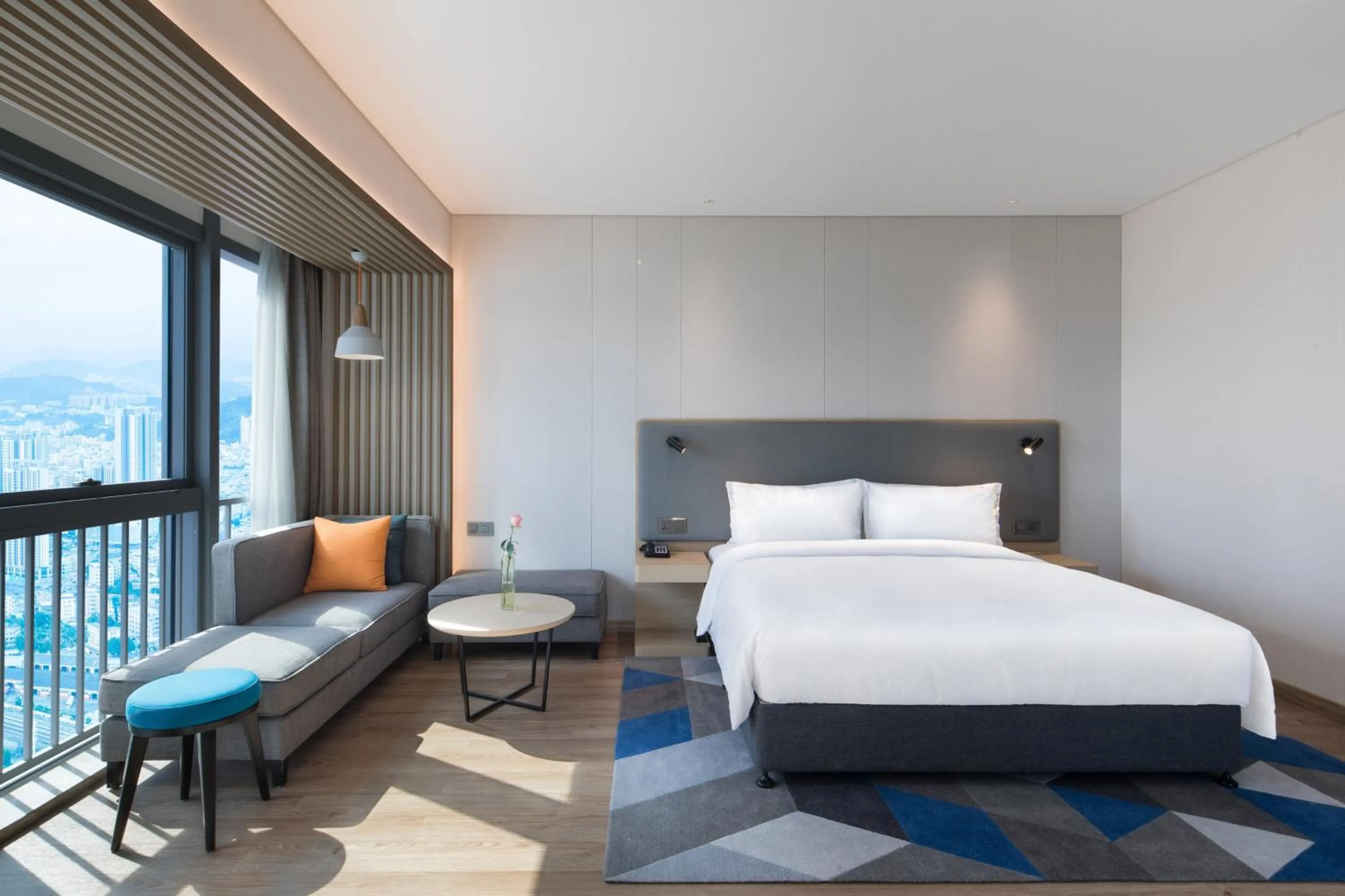 Photo of the whole room, Bed in Holiday Inn Express Shenzhen Haiyuan City by IHG