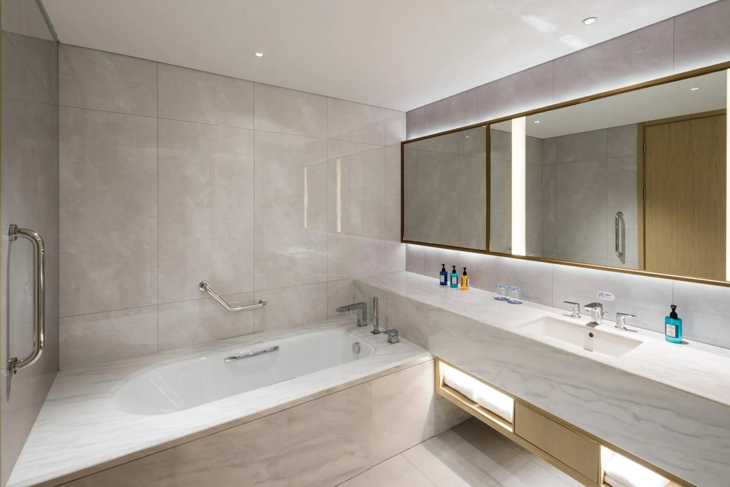 Photo of the whole room in Holiday Inn Express Shenzhen Haiyuan City by IHG