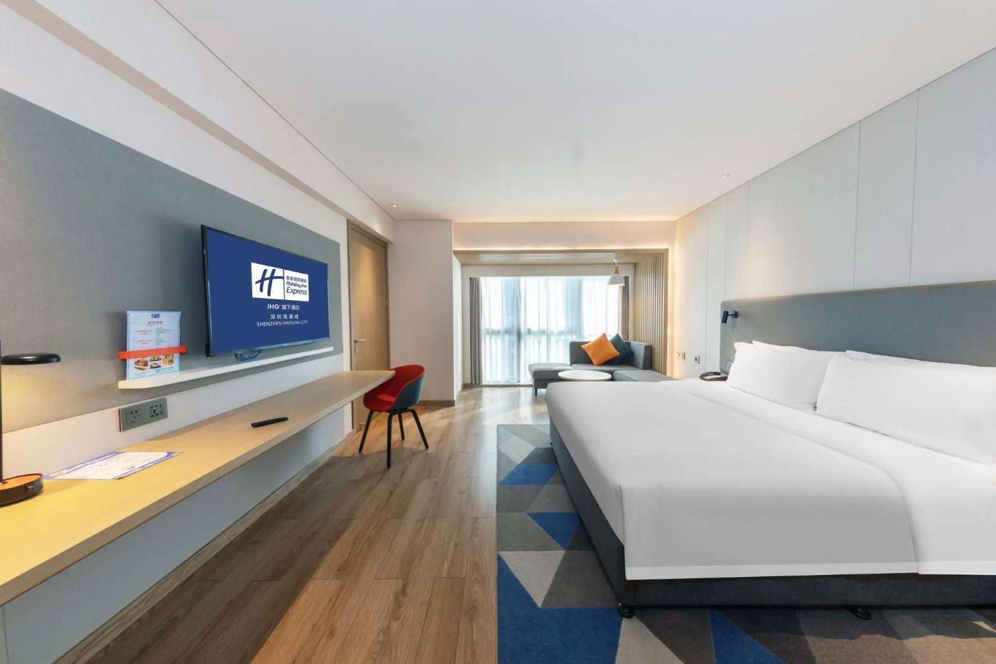 Photo of the whole room, Bed in Holiday Inn Express Shenzhen Haiyuan City by IHG