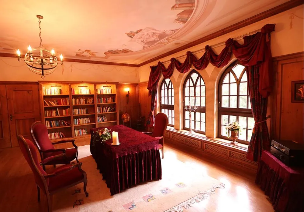 Library in The Lakeside - Burghotel zu Strausberg