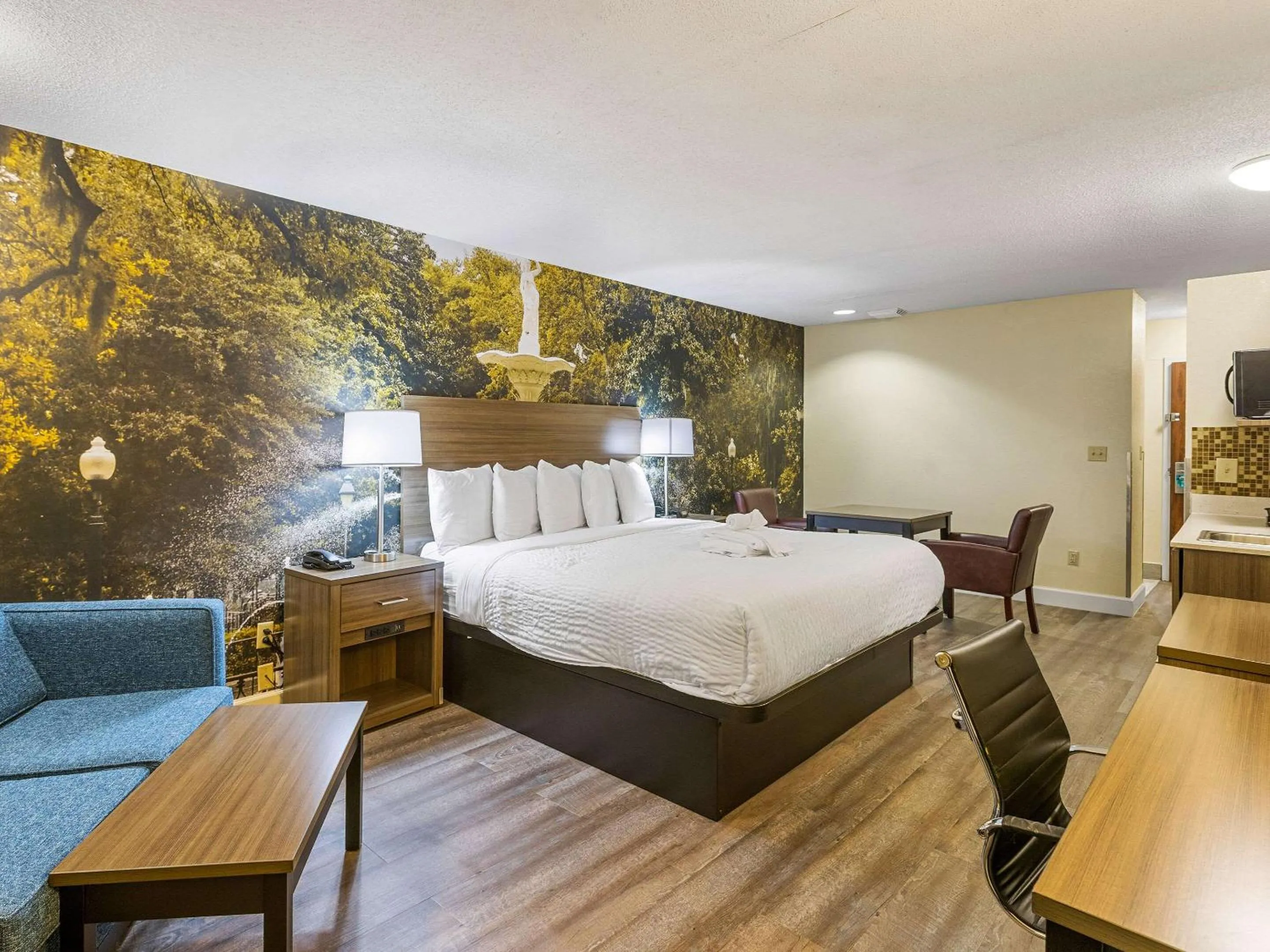 Bedroom, Bed in Clarion Pointe Savannah Gateway I-95