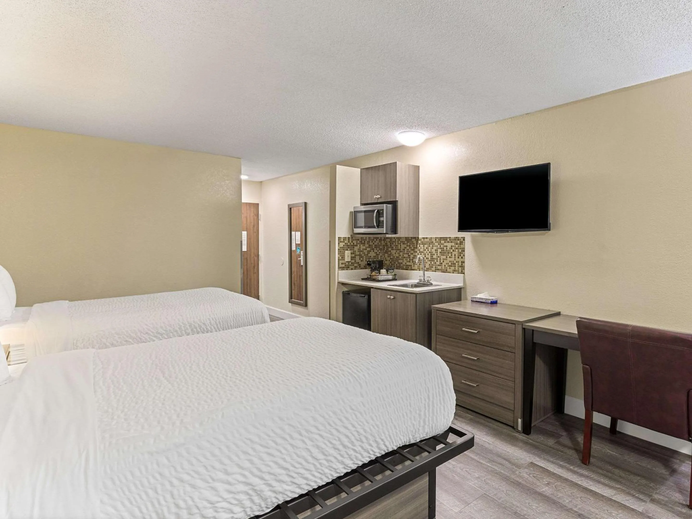 Bedroom, Bed in Clarion Pointe Savannah Gateway I-95