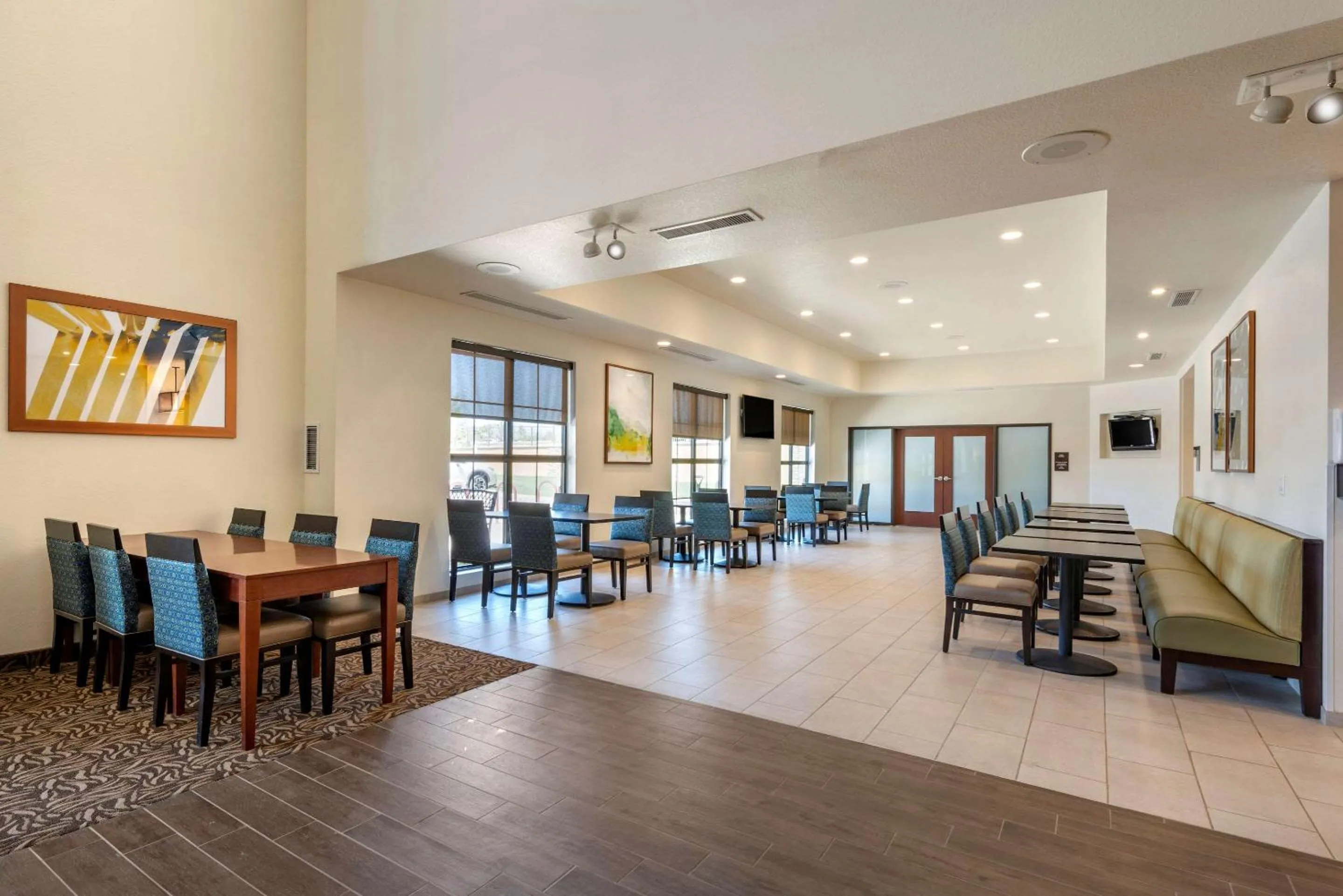 Restaurant/places to eat in Comfort Suites Broomfield-Boulder-Interlocken