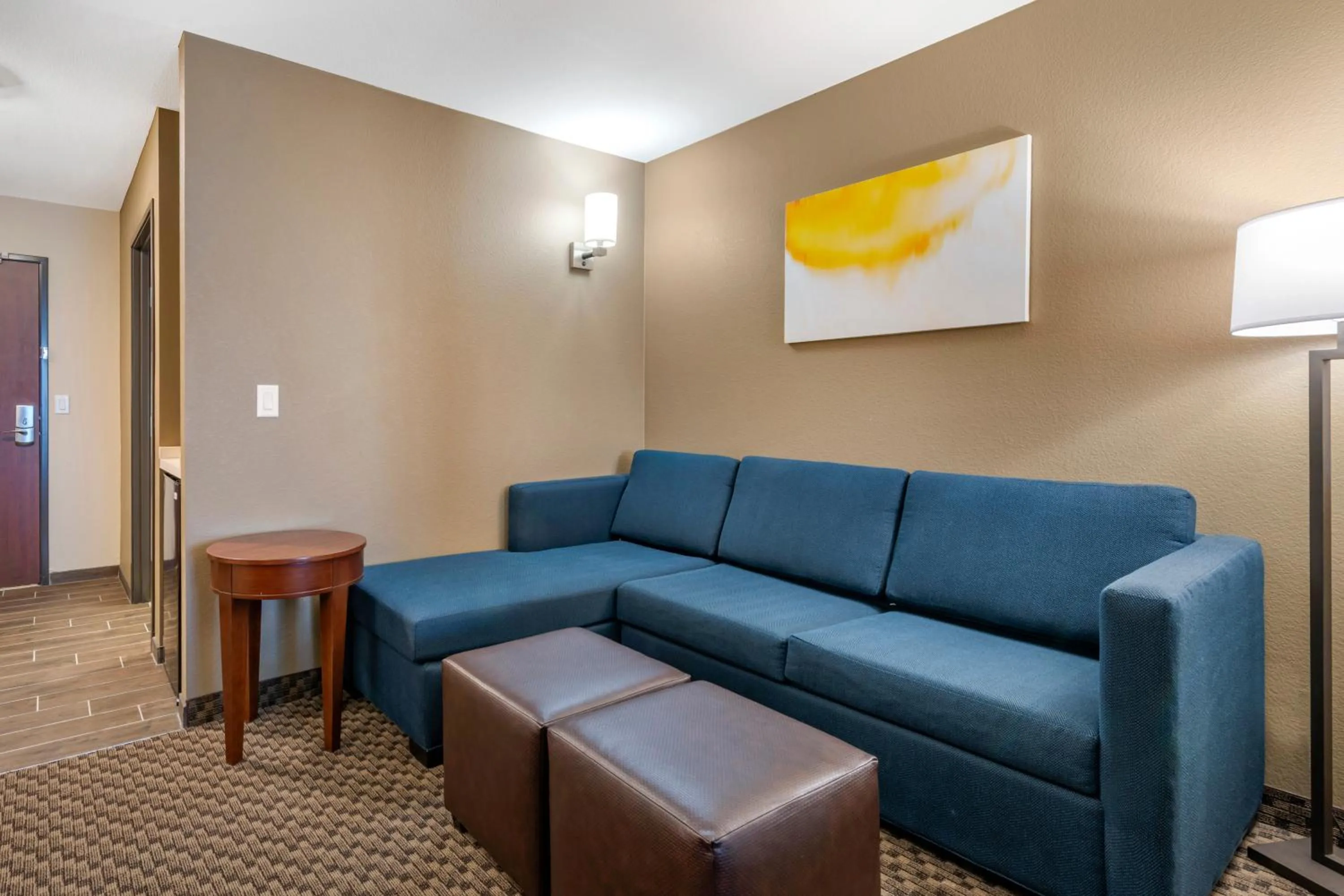 Seating area in Comfort Suites Broomfield-Boulder-Interlocken