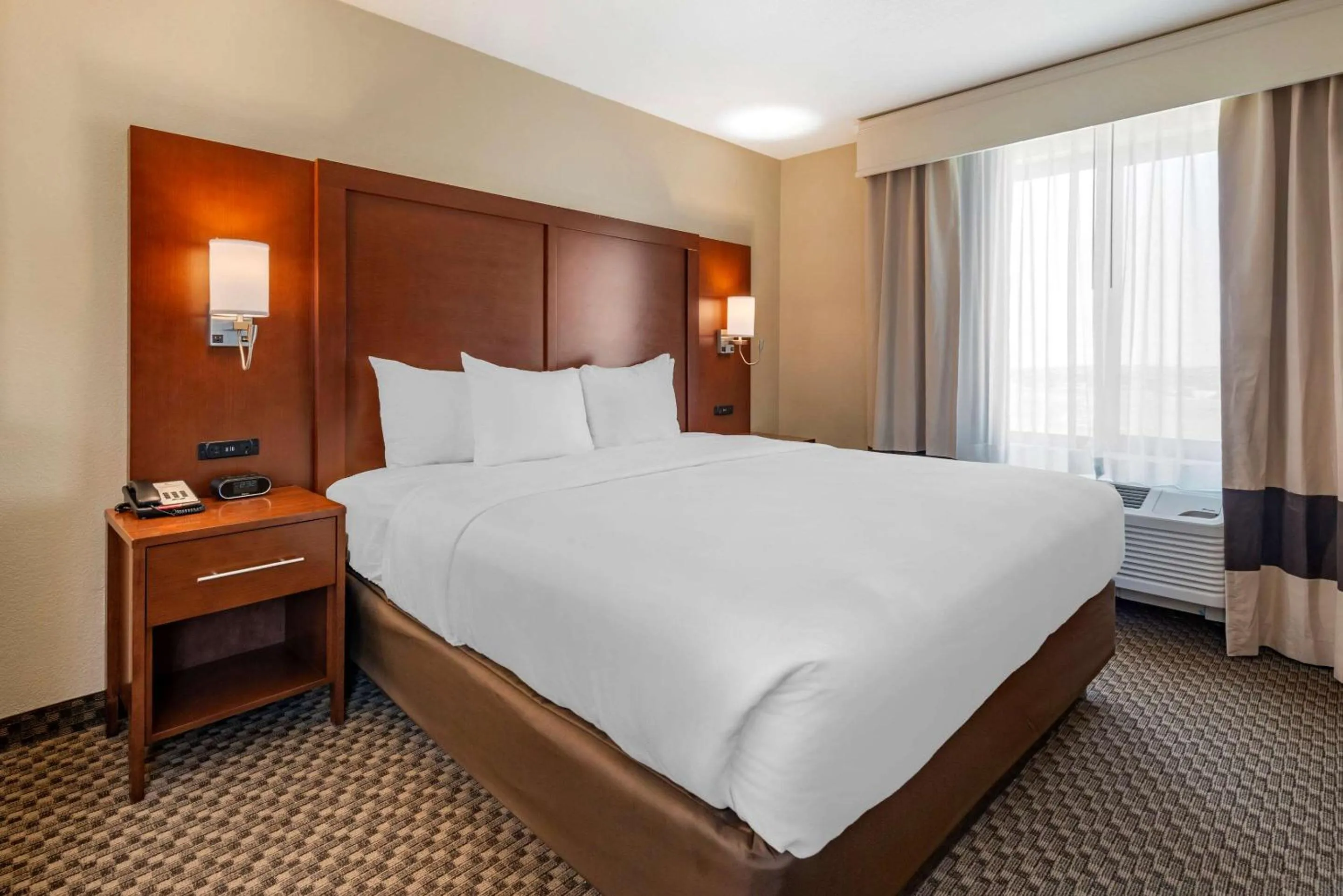 Bedroom, Bed in Comfort Suites Broomfield-Boulder-Interlocken