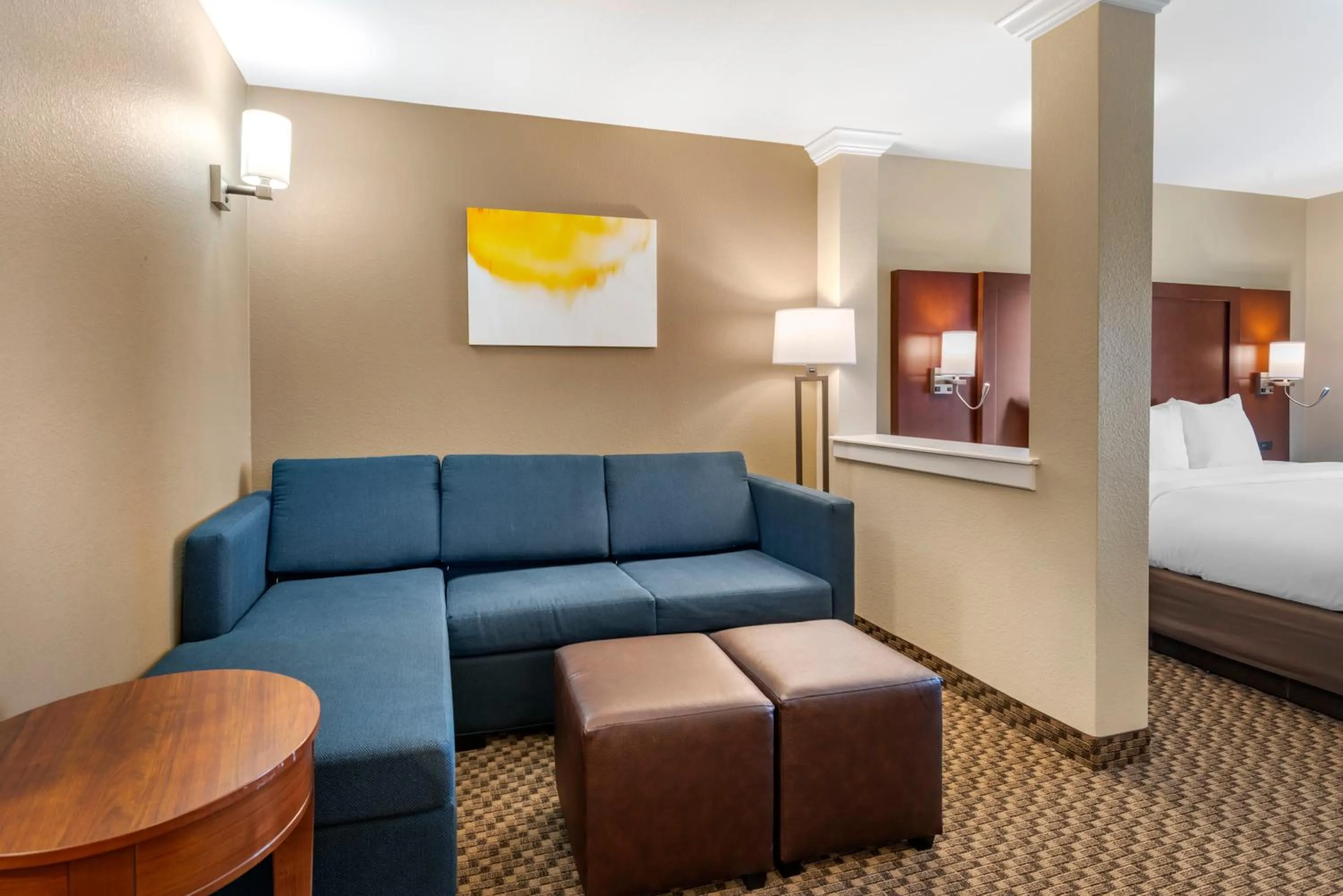 Seating area, Bed in Comfort Suites Broomfield-Boulder-Interlocken