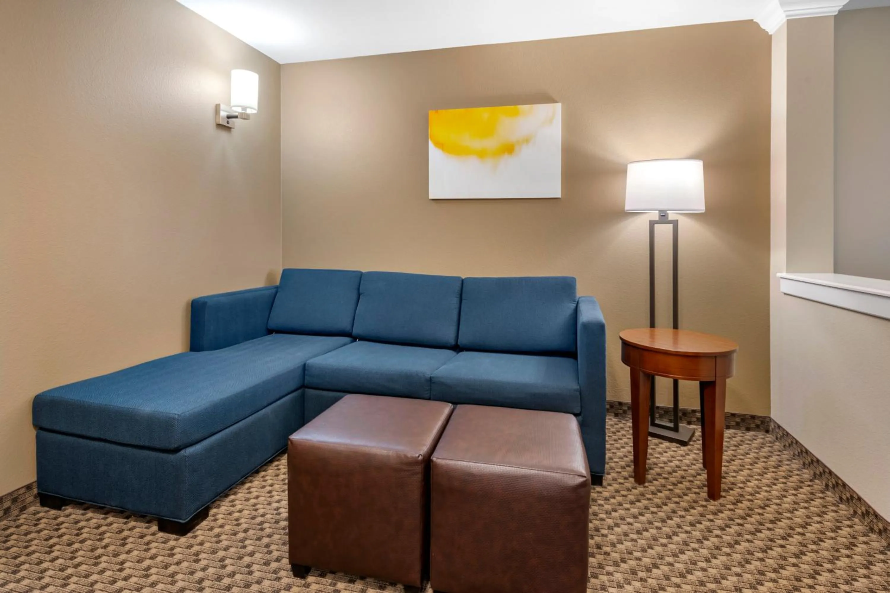Seating area in Comfort Suites Broomfield-Boulder-Interlocken