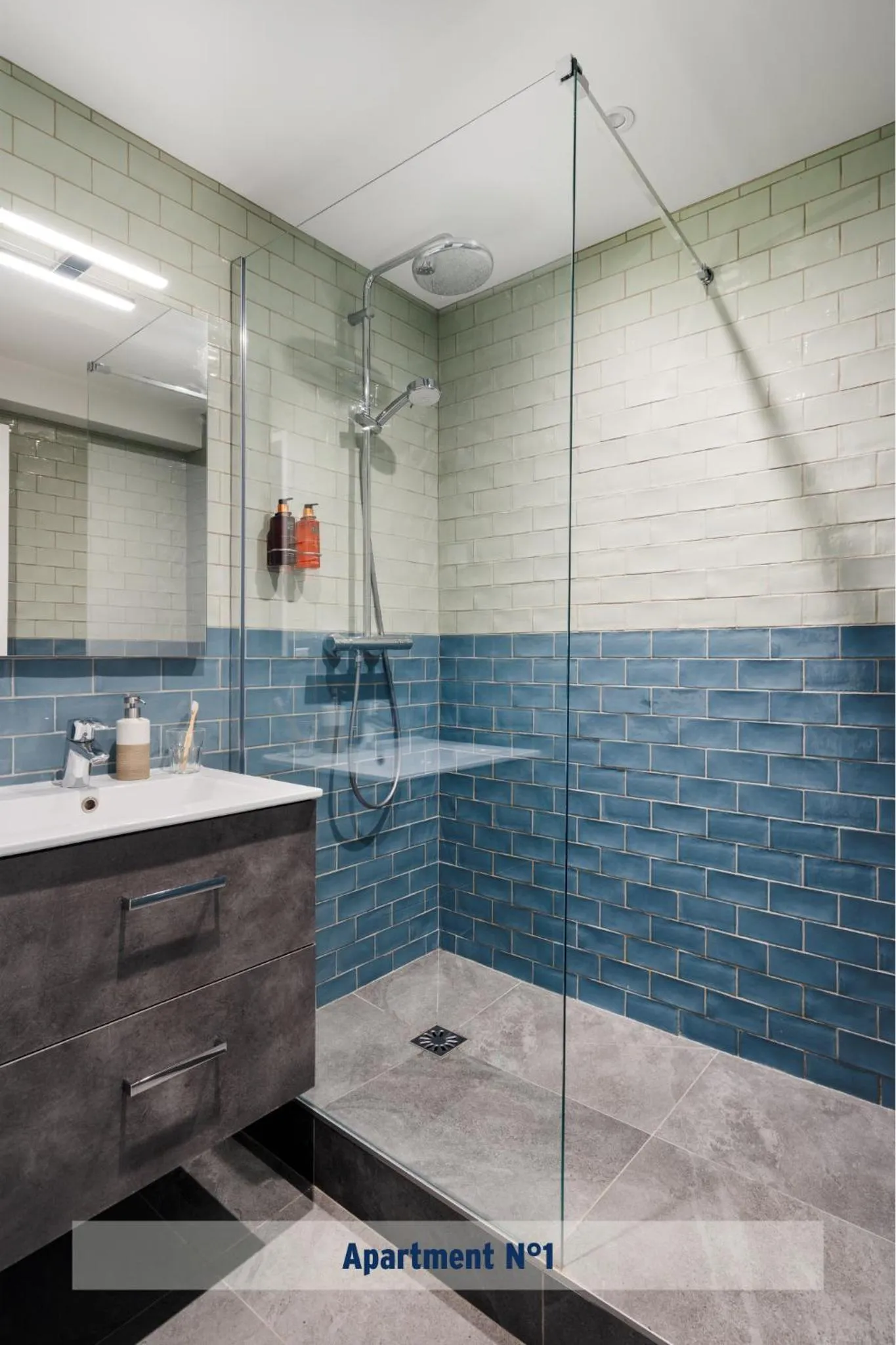 Shower in Edgar Suites Saint-Lazare - Amsterdam