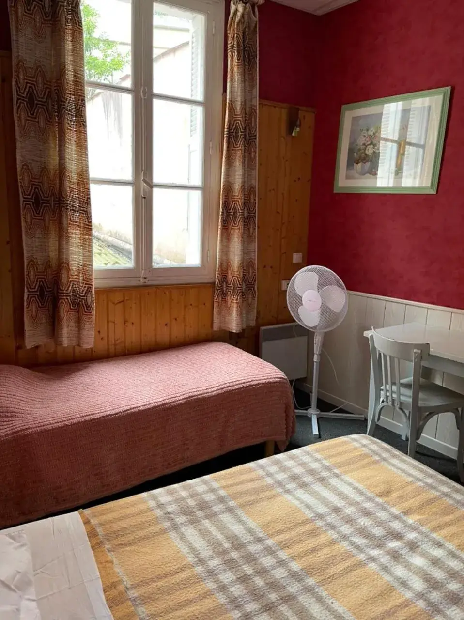 Comfort Triple Room with Shower in Notre Dame AUXILIATRICE Comfort Triple Room with Shower in Notre Dame AUXILIATRICE