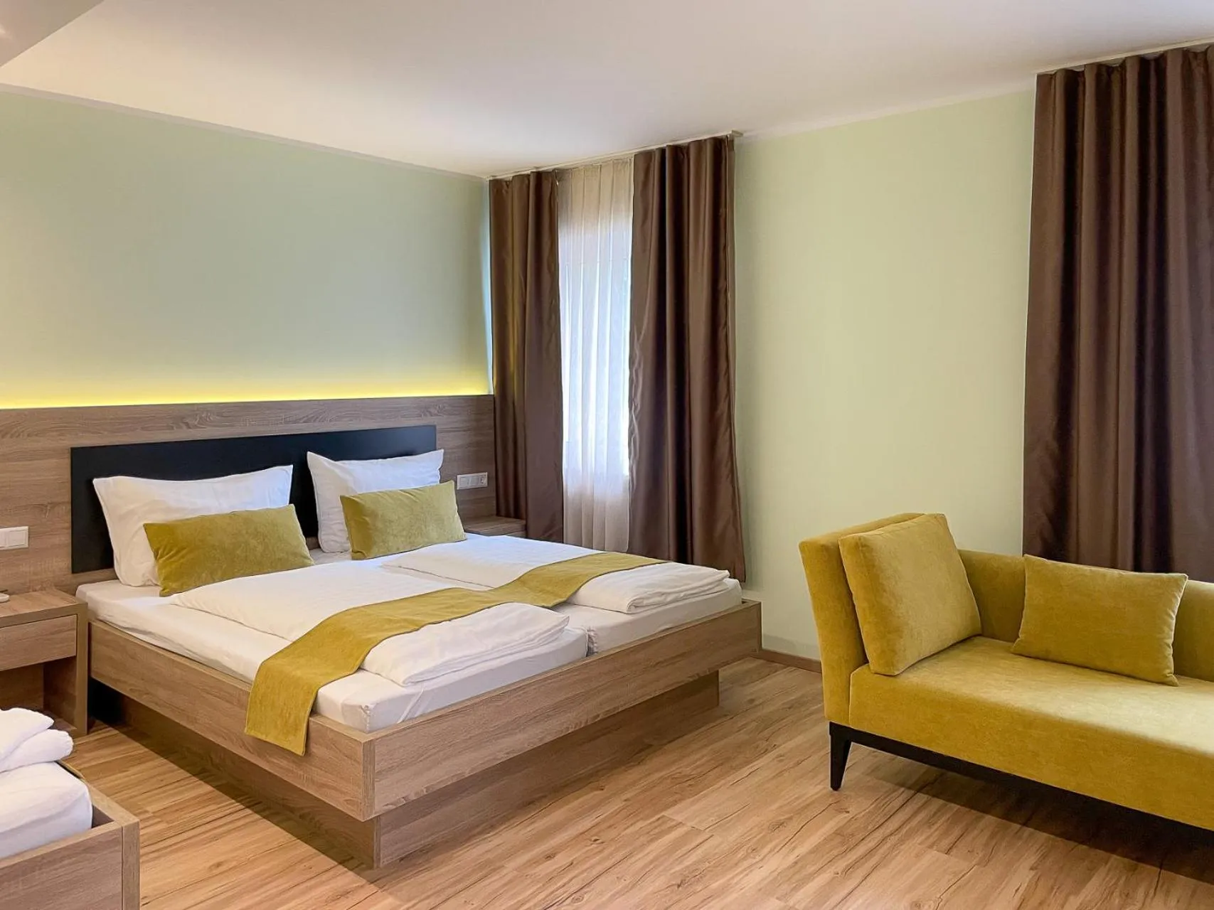 Shower, Bed in Hotel zur Flüh