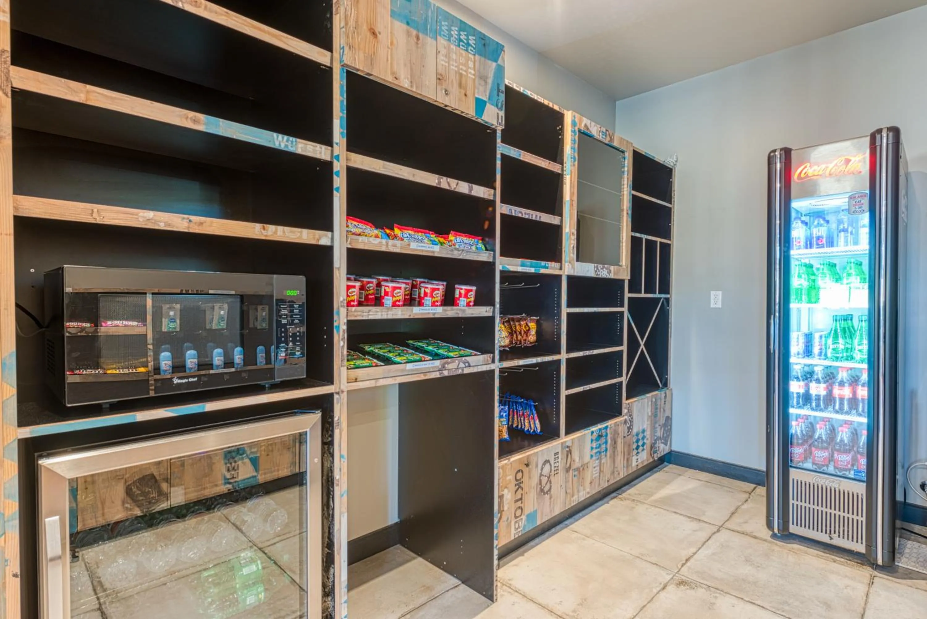 On-site shops in Hotel Lexen Newhall & Santa Clarita - Near Six Flags Magic Mountain