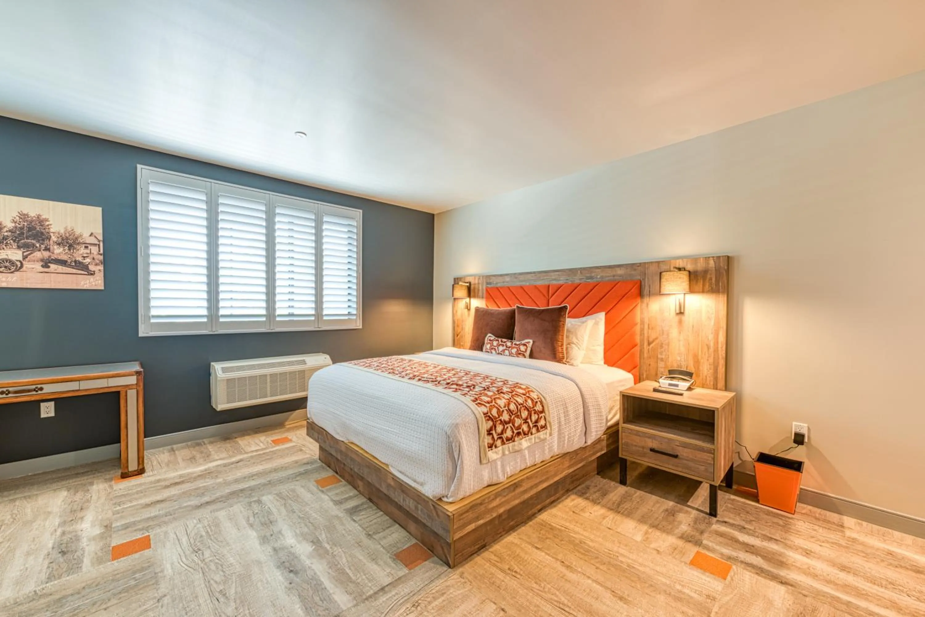 Bed in Hotel Lexen Newhall & Santa Clarita - Near Six Flags Magic Mountain