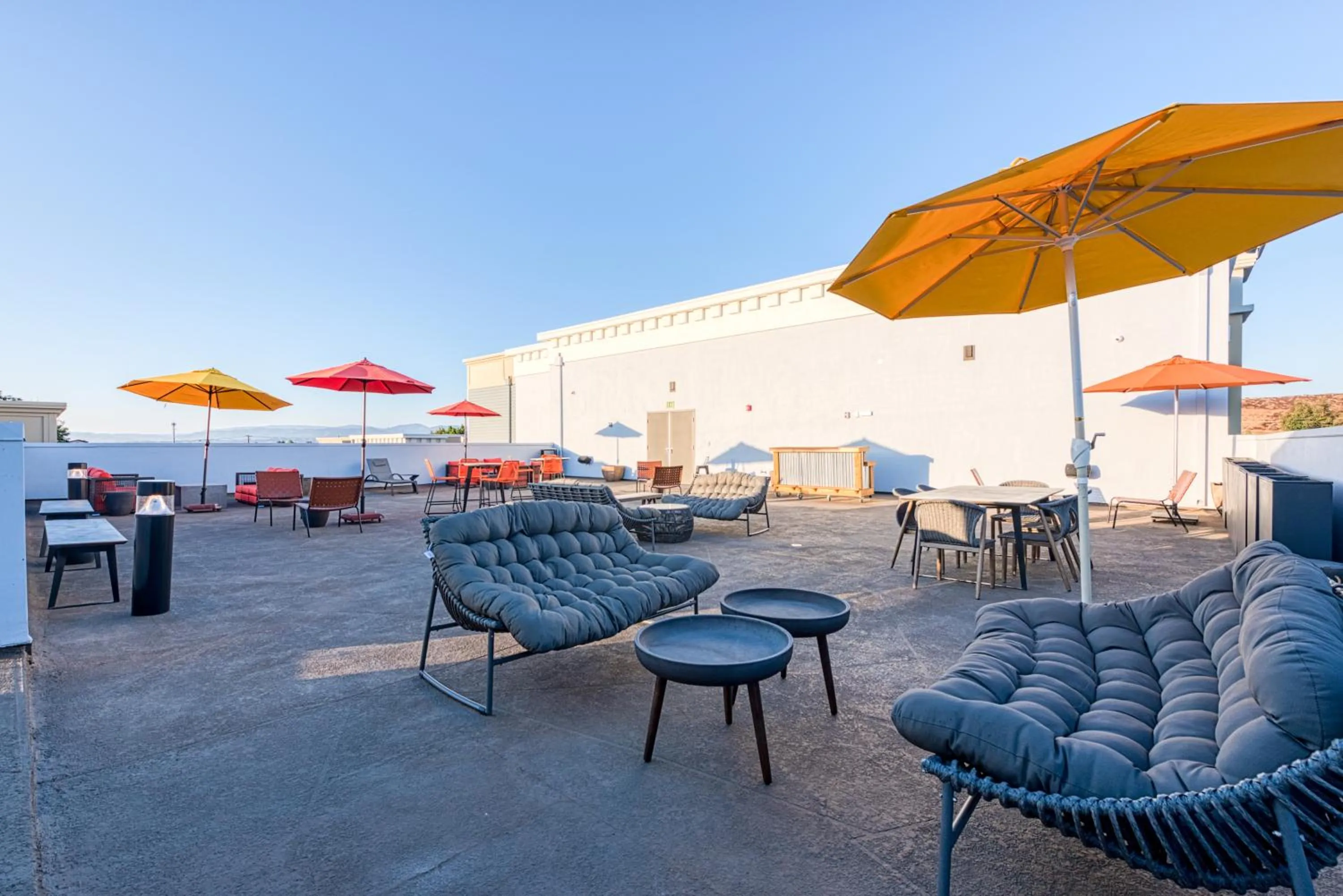 Patio in Hotel Lexen Newhall & Santa Clarita - Near Six Flags Magic Mountain