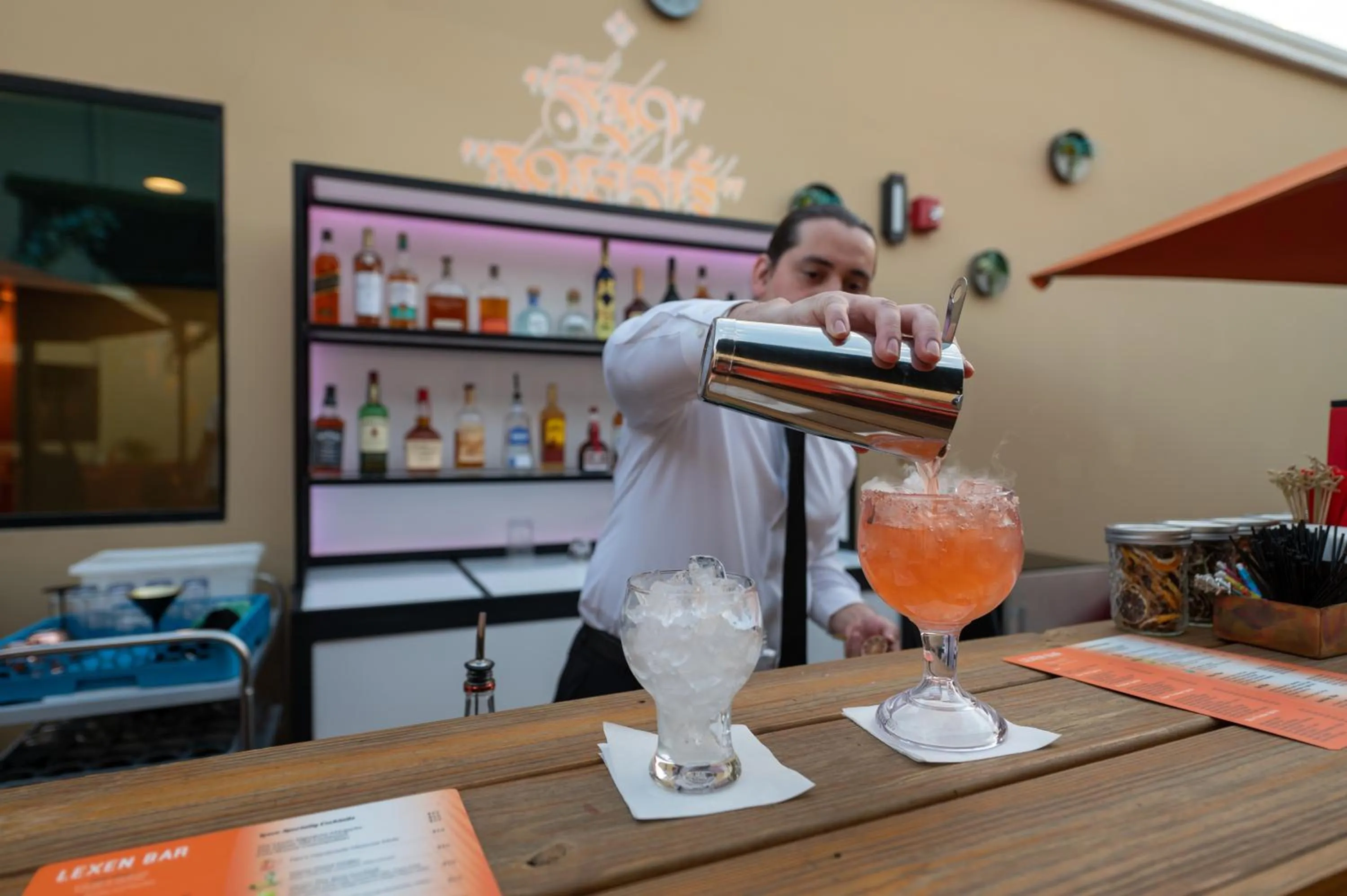 Lounge or bar in Hotel Lexen Newhall & Santa Clarita - Near Six Flags Magic Mountain