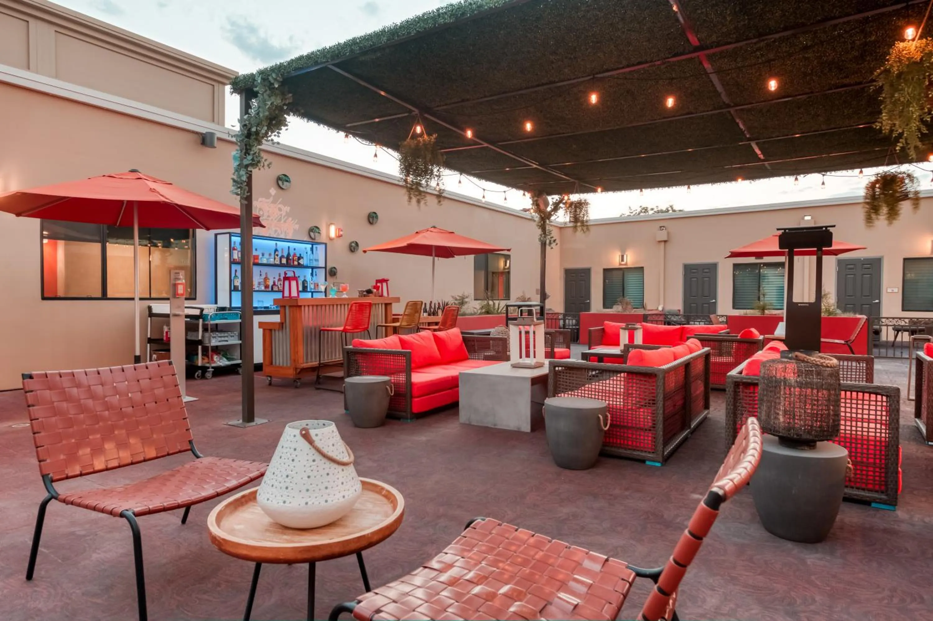 Patio in Hotel Lexen Newhall & Santa Clarita - Near Six Flags Magic Mountain