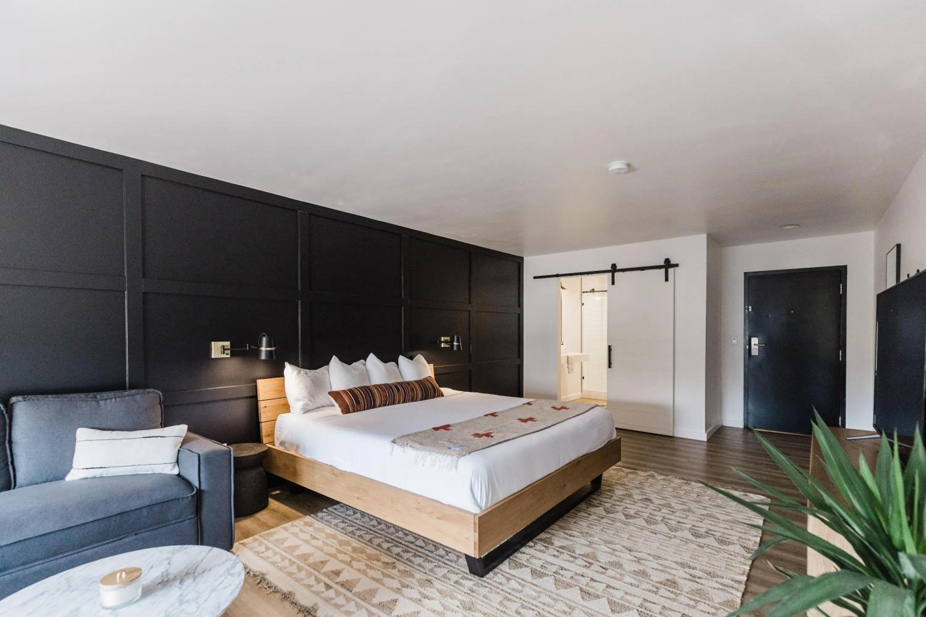 Photo of the whole room, Bed in Wonderstone at Glacier