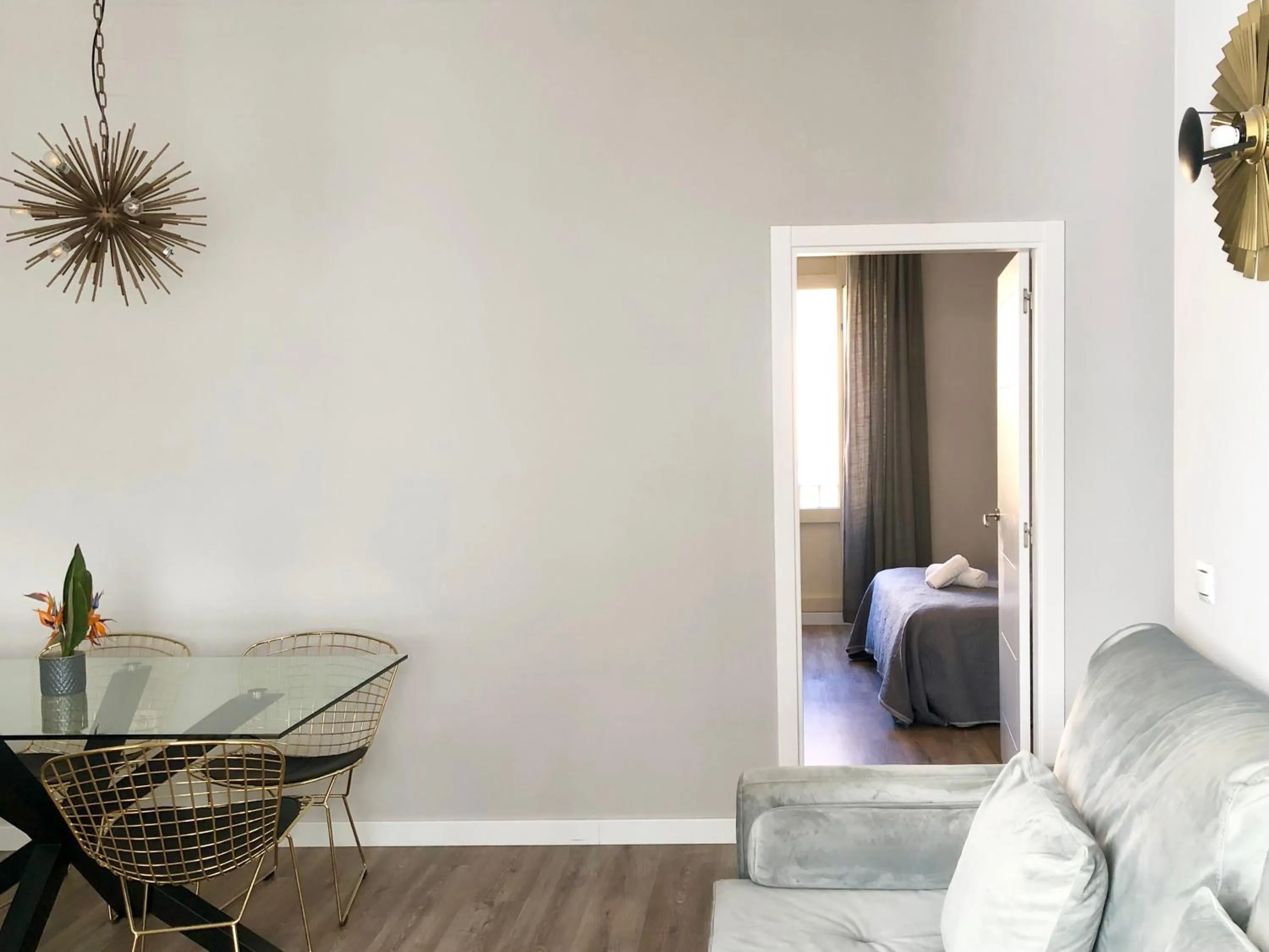 Living room, Bed in Suites La Merced