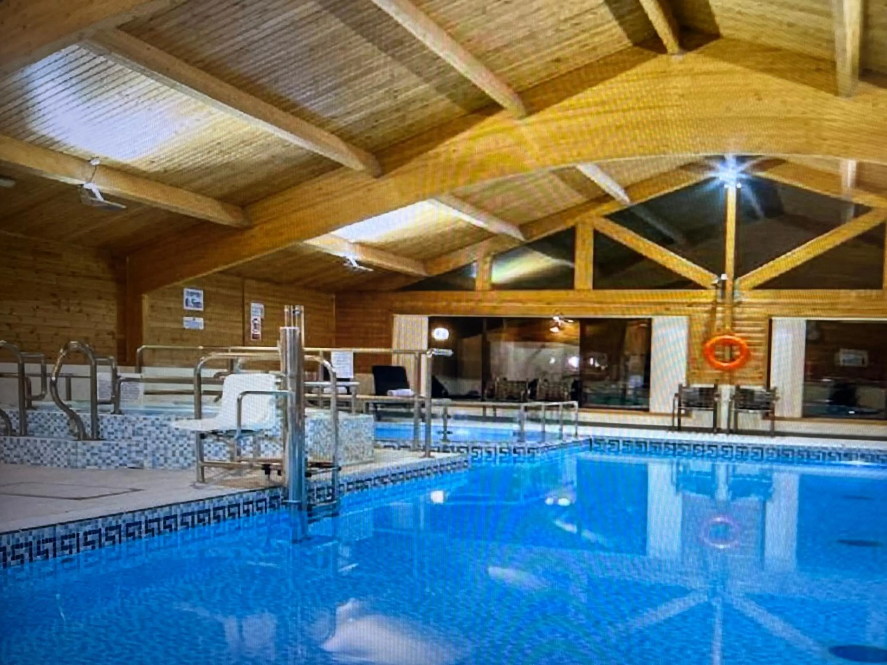 Keer Side Lodge, Luxury lodge with private hot tub at Pine Lake Resort