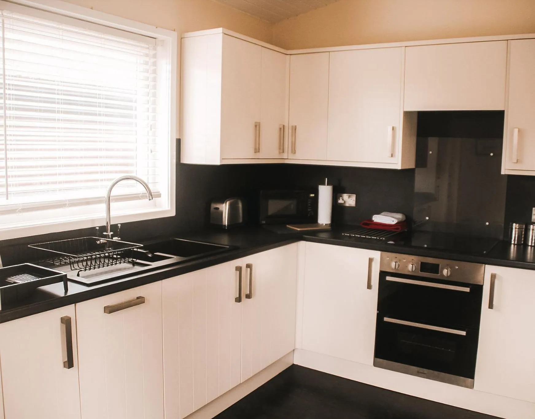 Kitchen or kitchenette in Keer Side Lodge, Luxury lodge with private hot tub at Pine Lake Resort