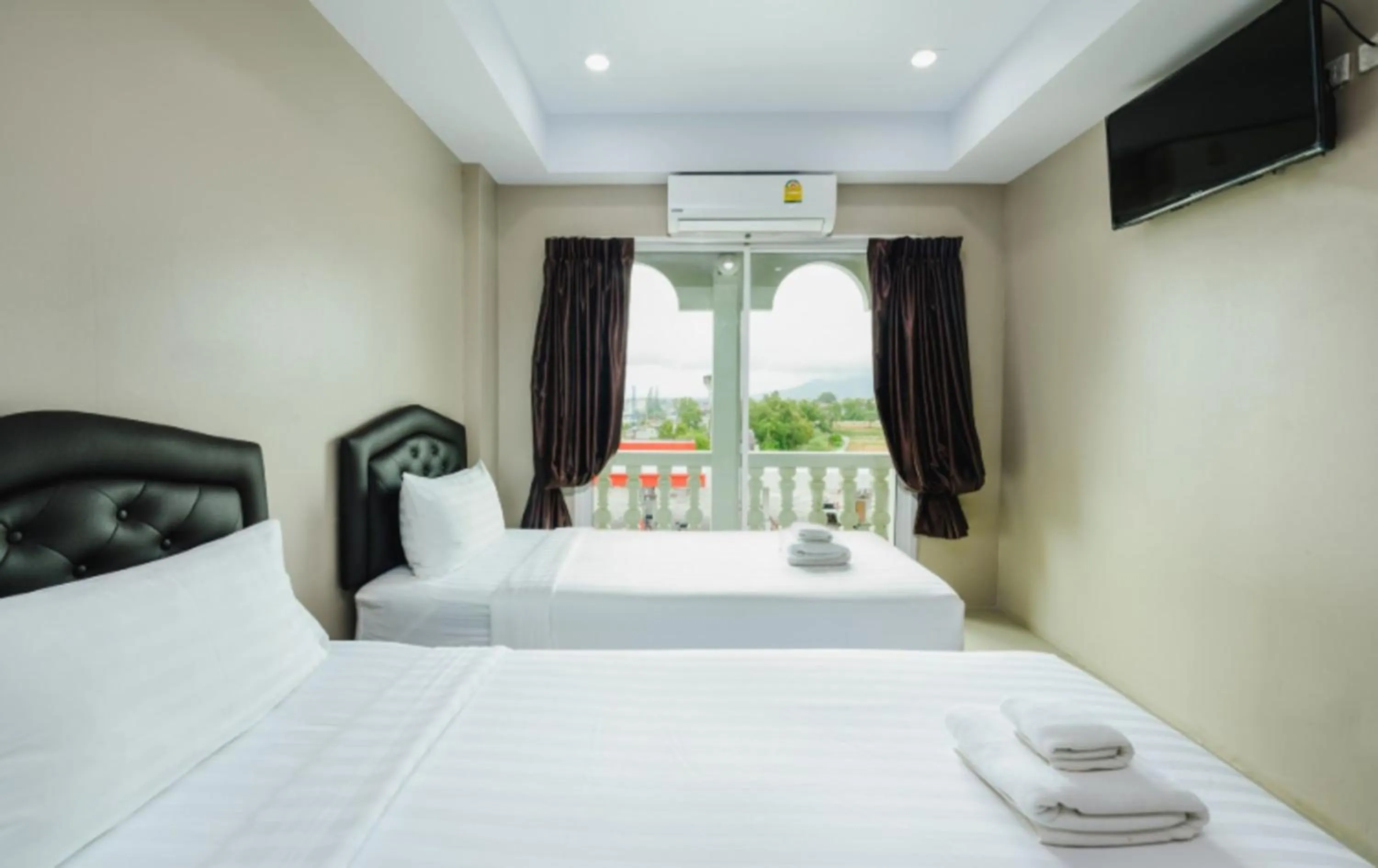 Photo of the whole room, Bed in Tyler Cherngtalay