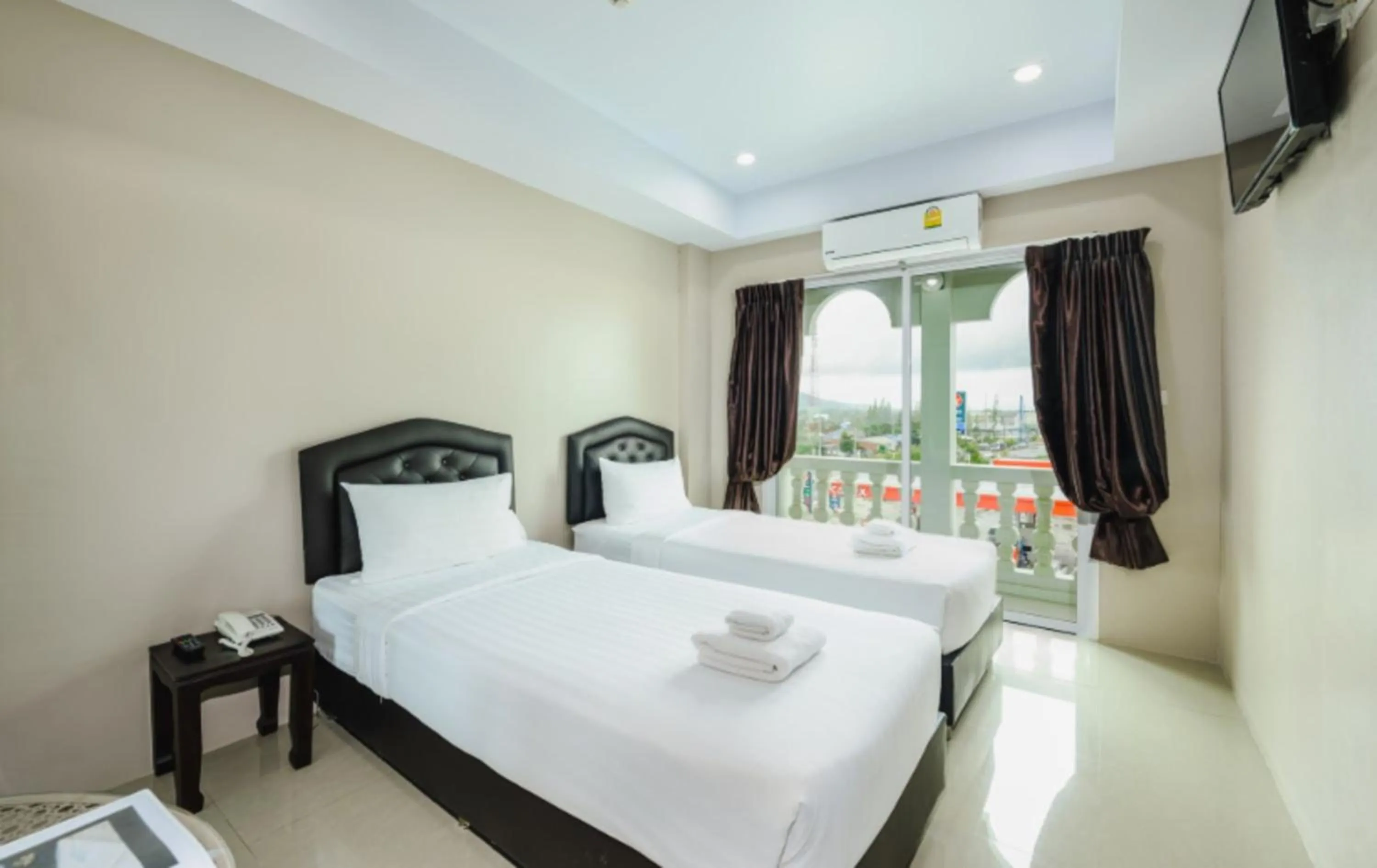 Photo of the whole room, Bed in Tyler Cherngtalay