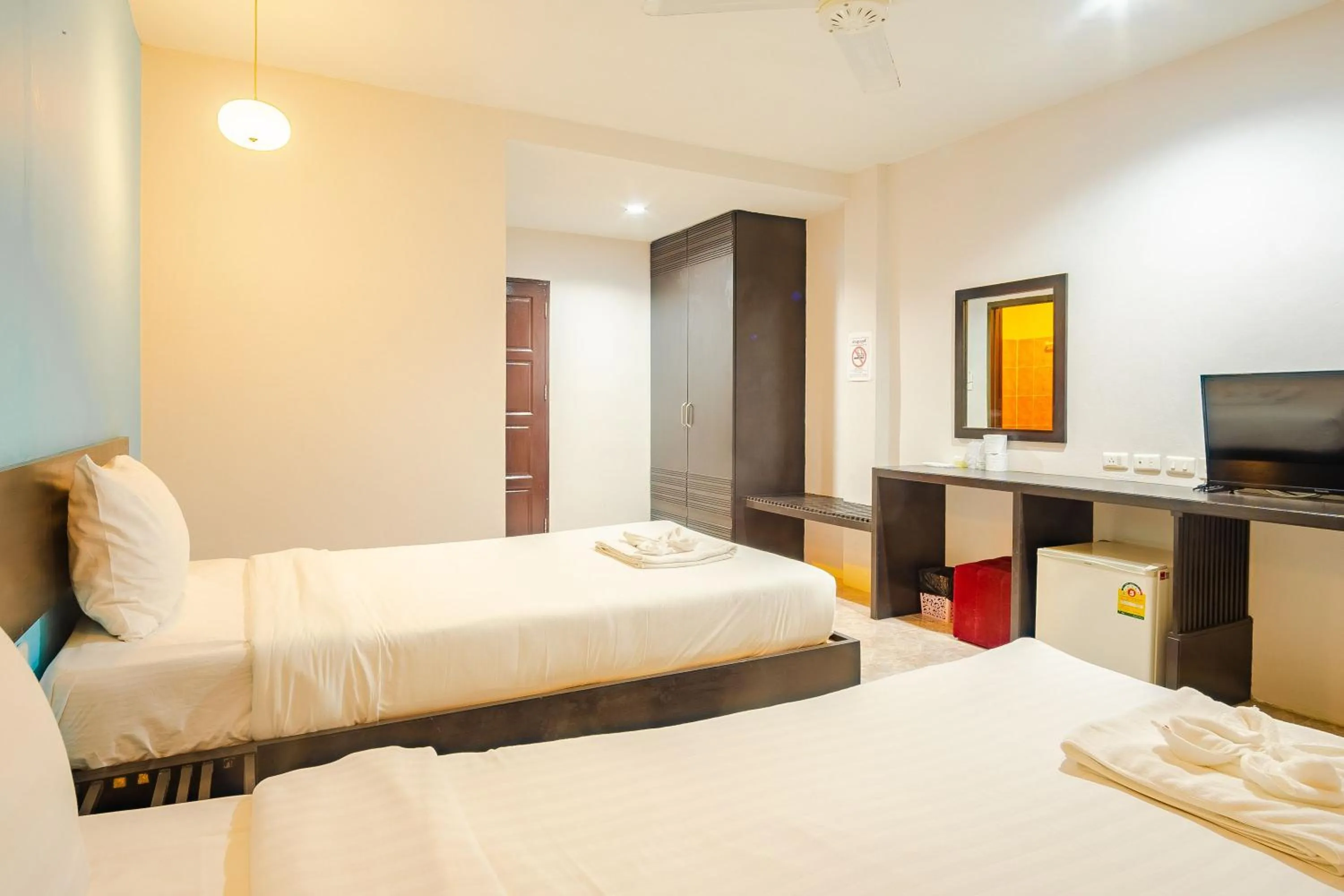 Photo of the whole room in Tyler Banpon