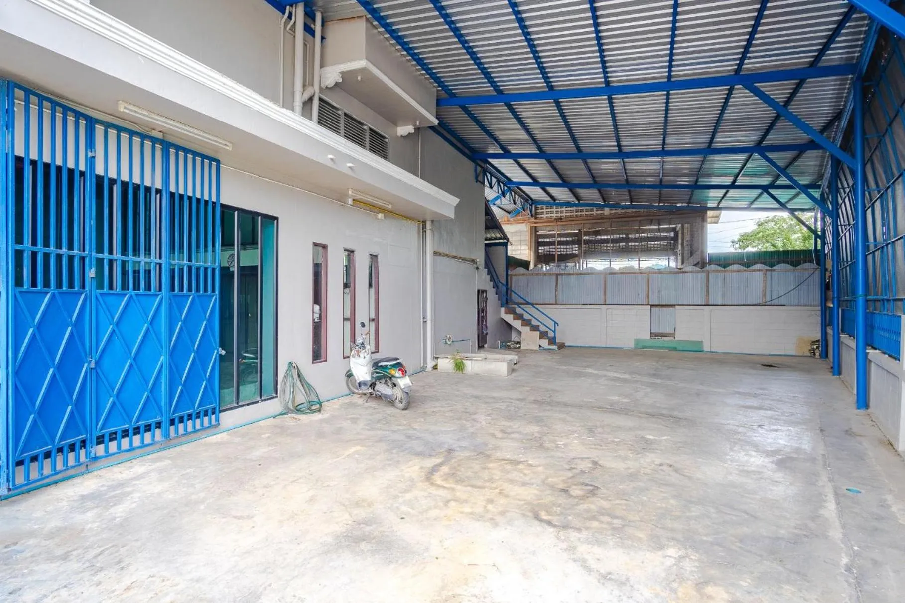 Facade/entrance in Tyler Banpon