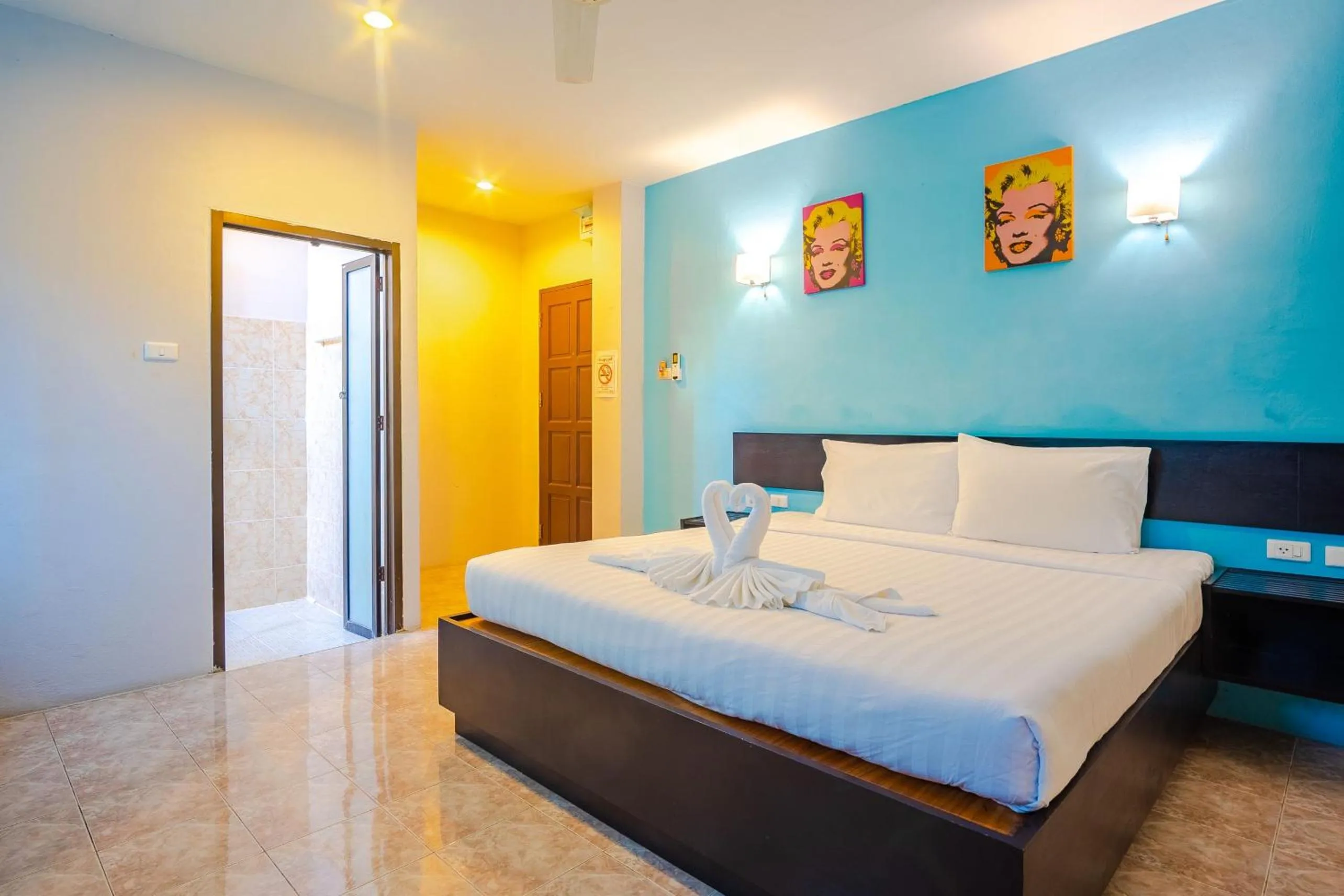 Photo of the whole room in Tyler Banpon