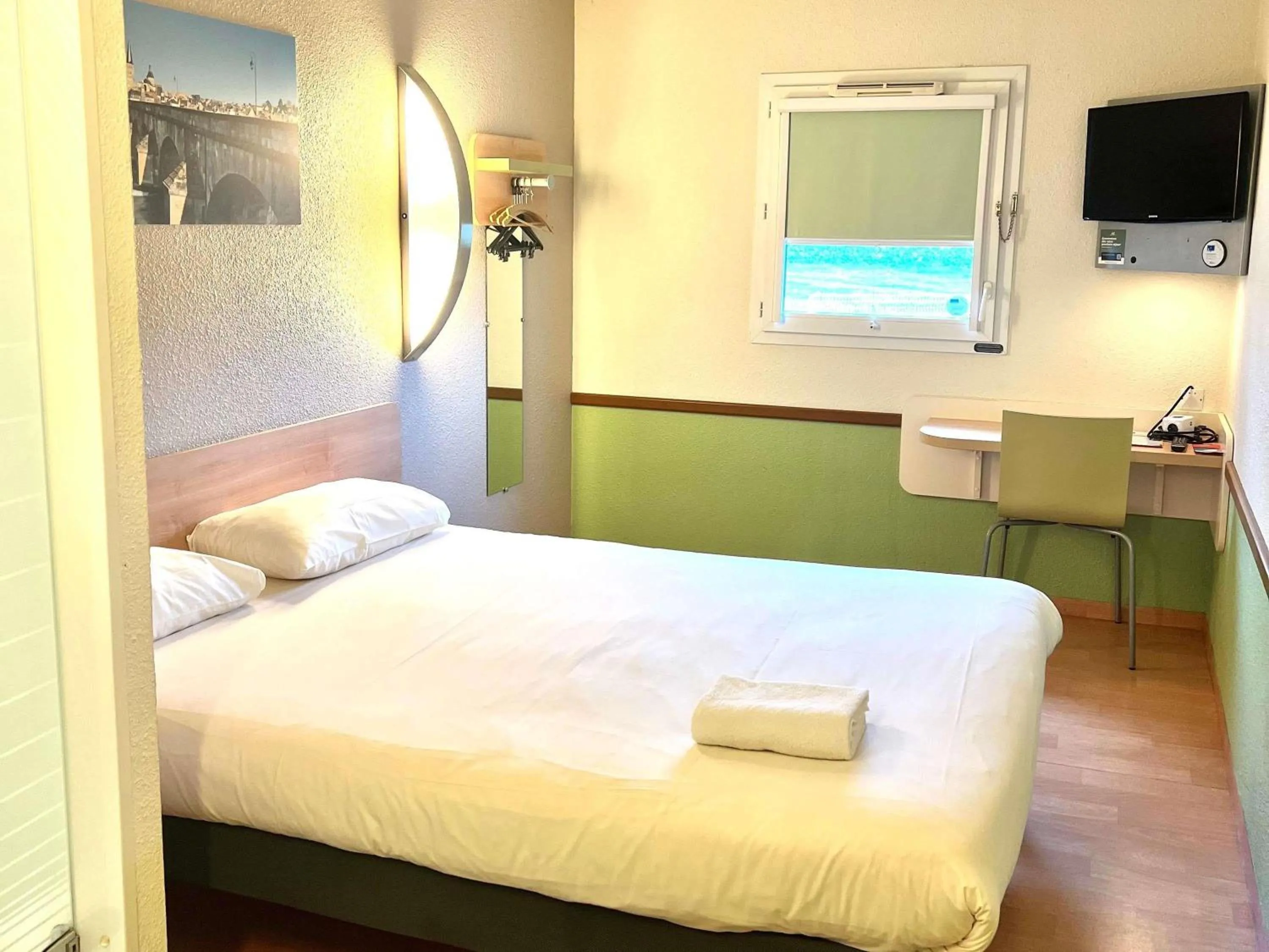 Bedroom, Bed in Hotel Ibis Budget Cosne Sur Loire