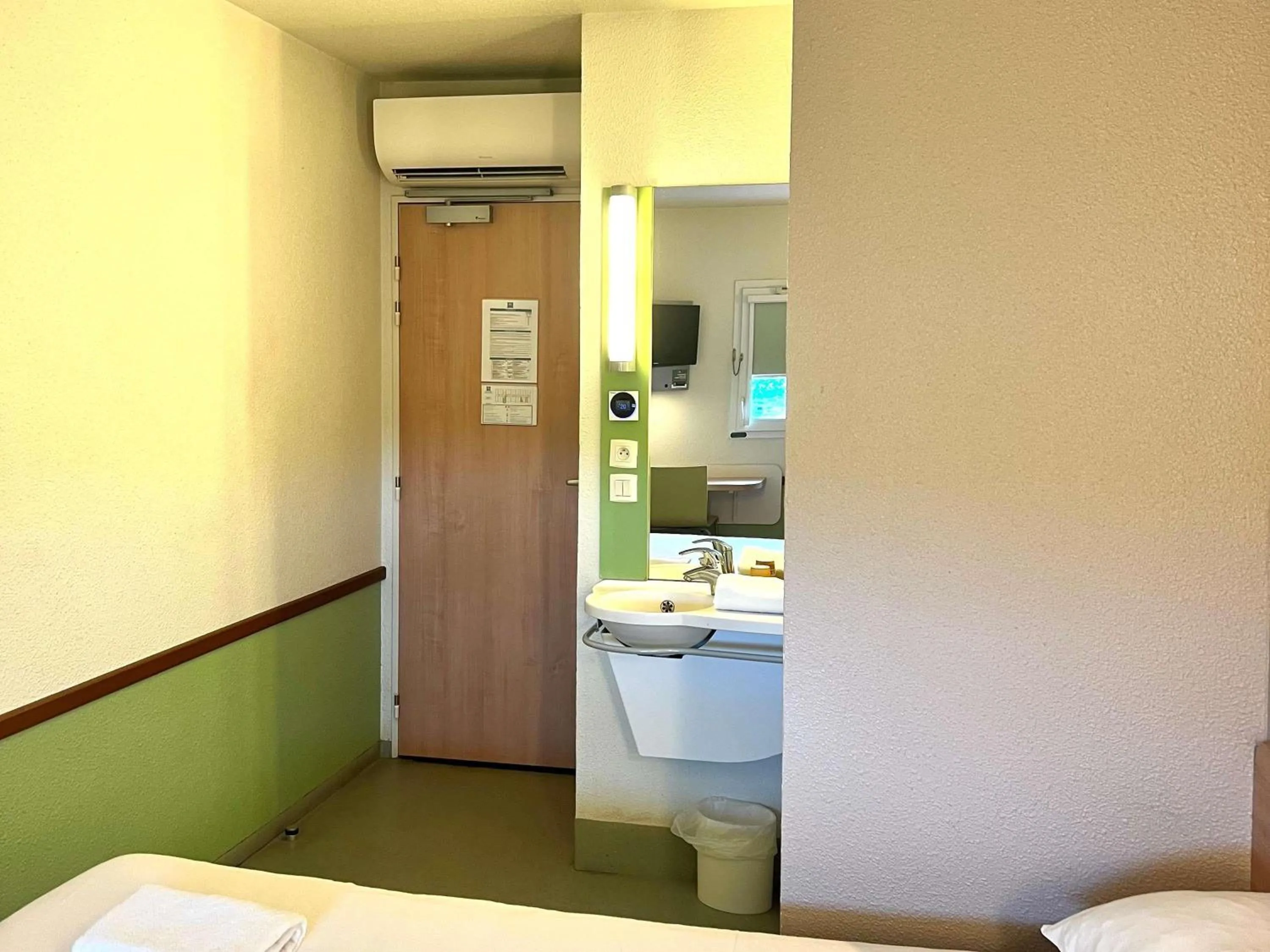 Bedroom, Bed in Hotel Ibis Budget Cosne Sur Loire