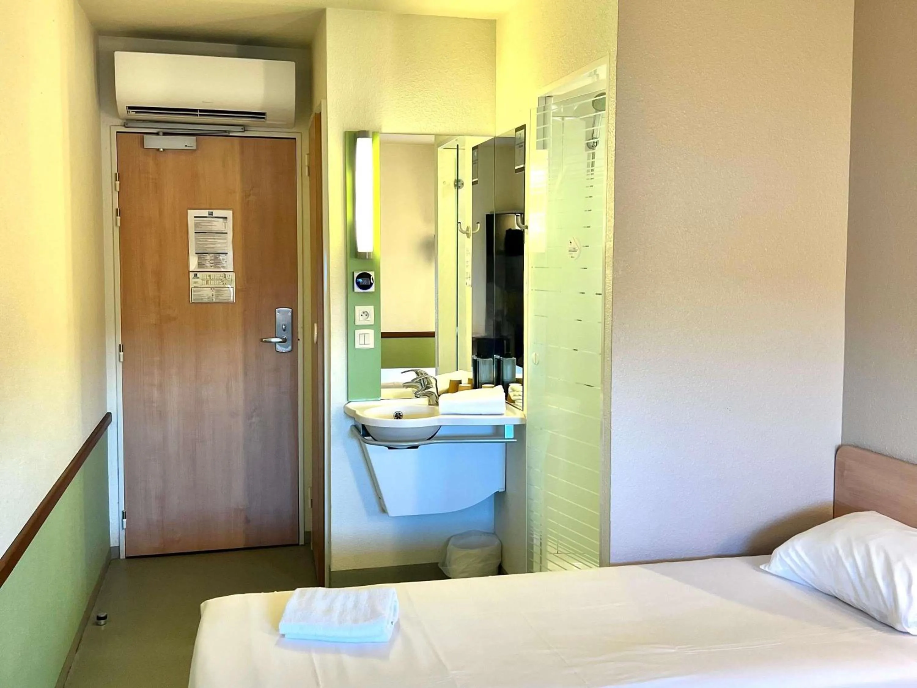 Bedroom, Bed in Hotel Ibis Budget Cosne Sur Loire