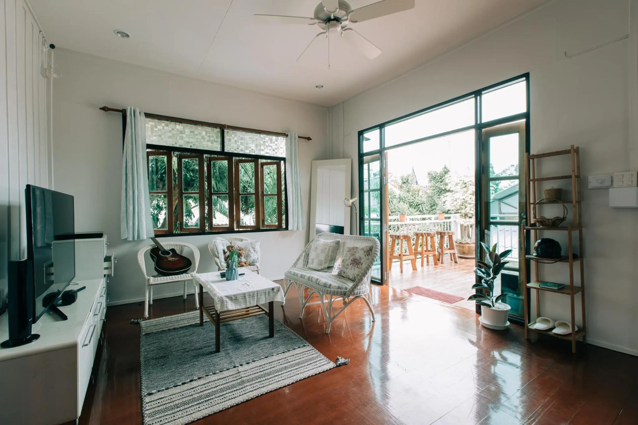 Communal lounge/ TV room in Banya BnB ที่พักบ้านย่าบีแอนด์บี เมืองประจวบฯ