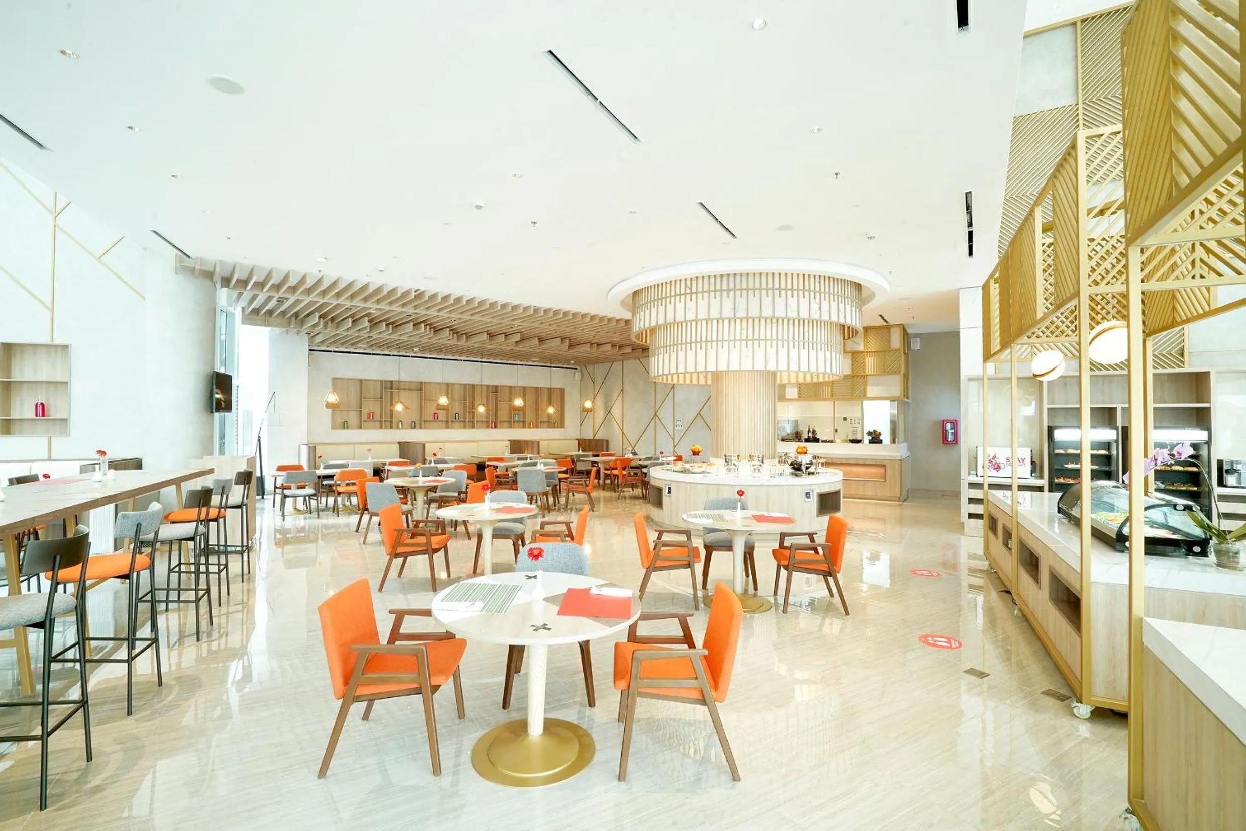 Restaurant/places to eat in Harris Suites Puri Mansion