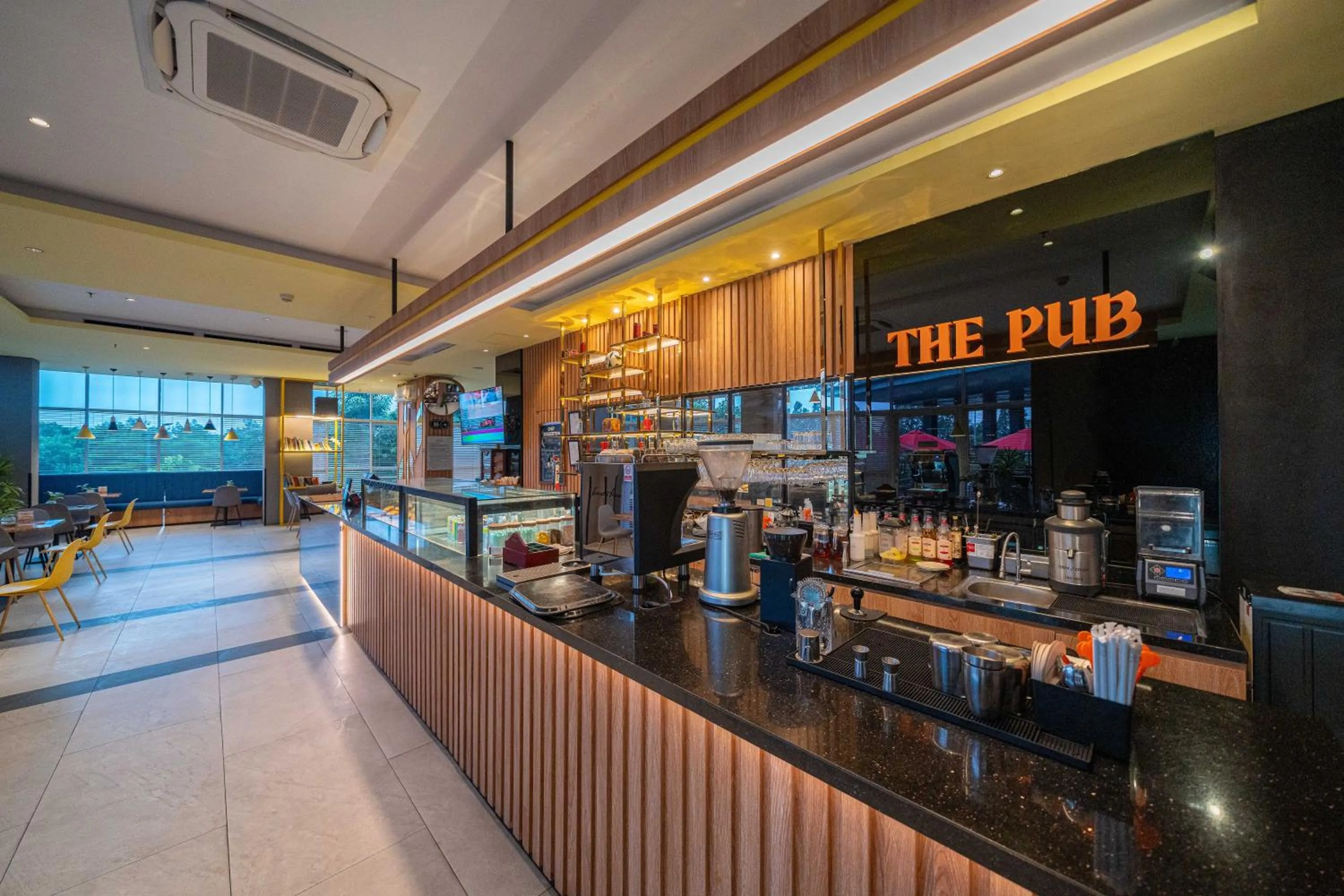 Restaurant/places to eat in Harris Suites Puri Mansion