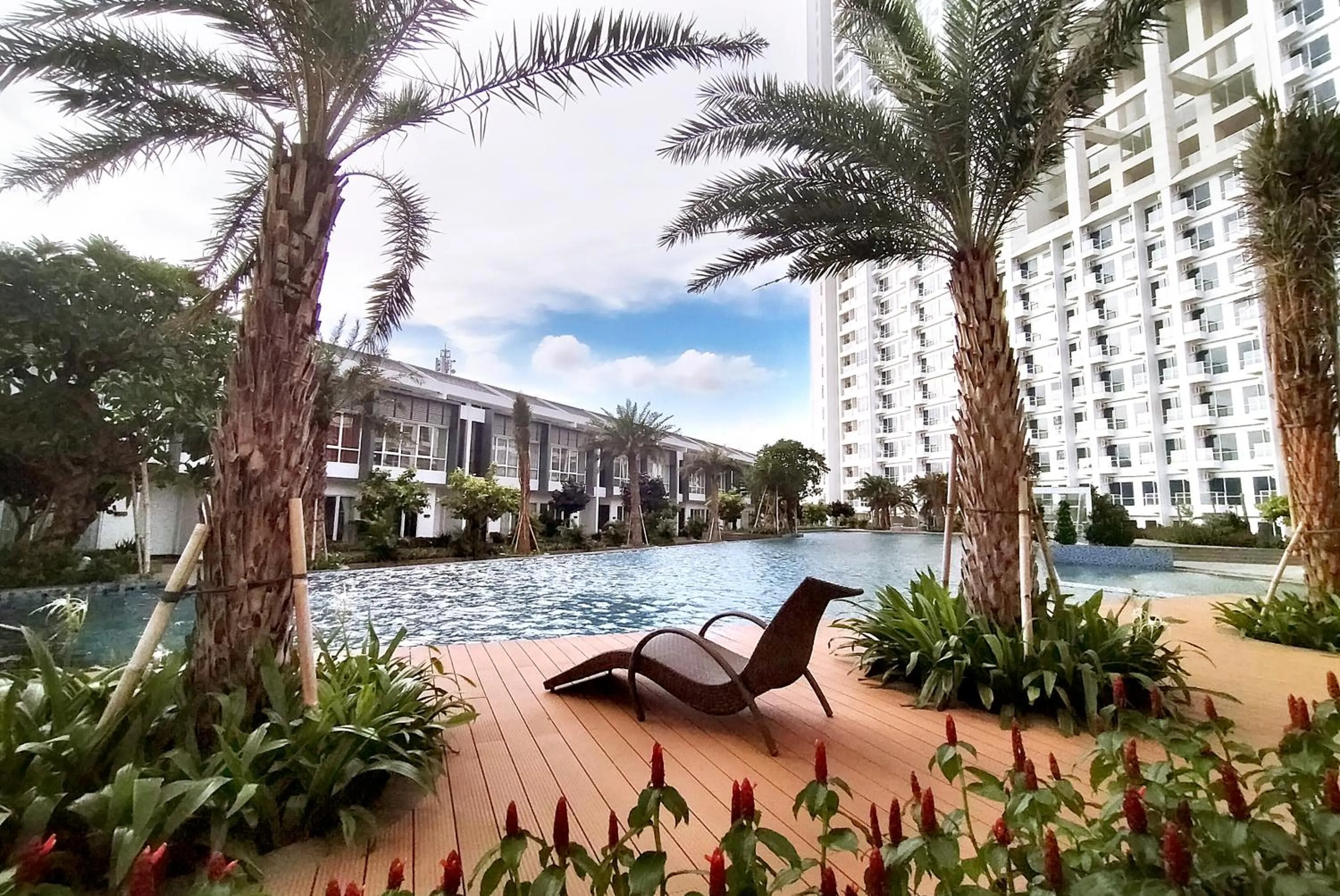 Swimming pool in Harris Suites Puri Mansion