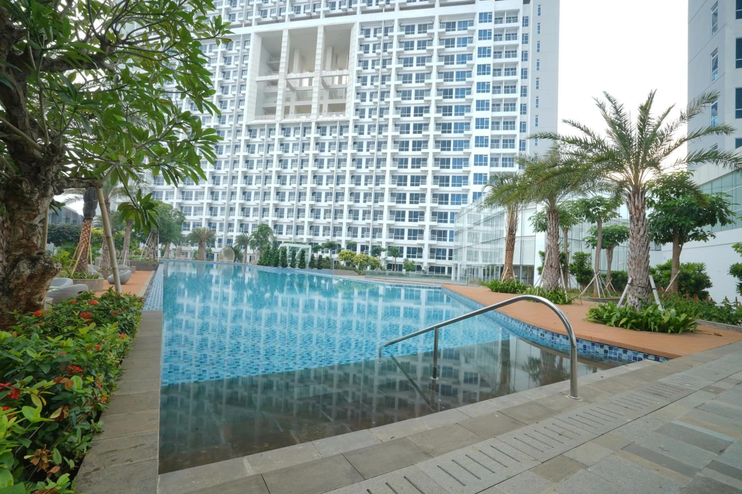 Swimming pool in Harris Suites Puri Mansion